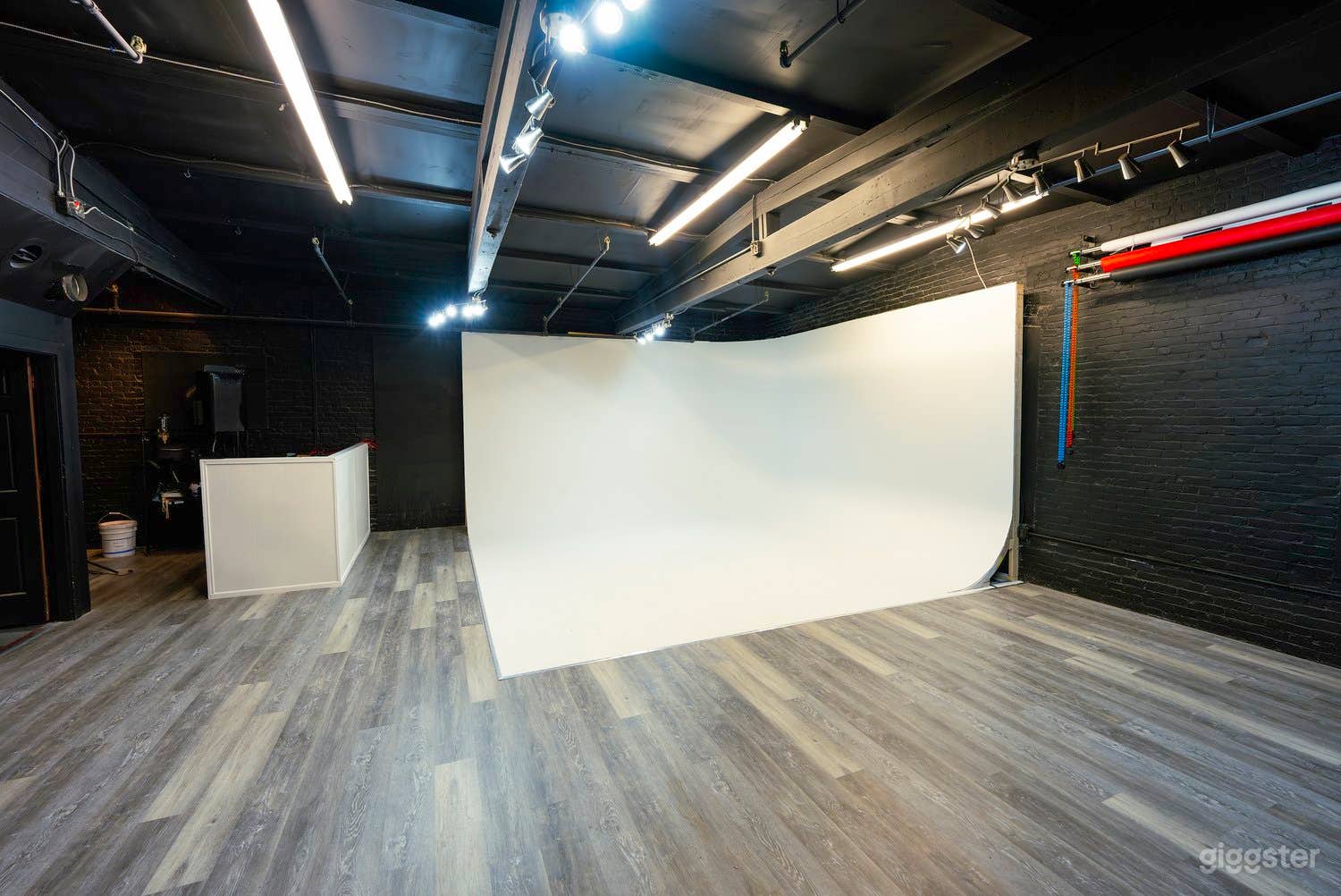 Multi-Purpose Creative Studio Photo 4