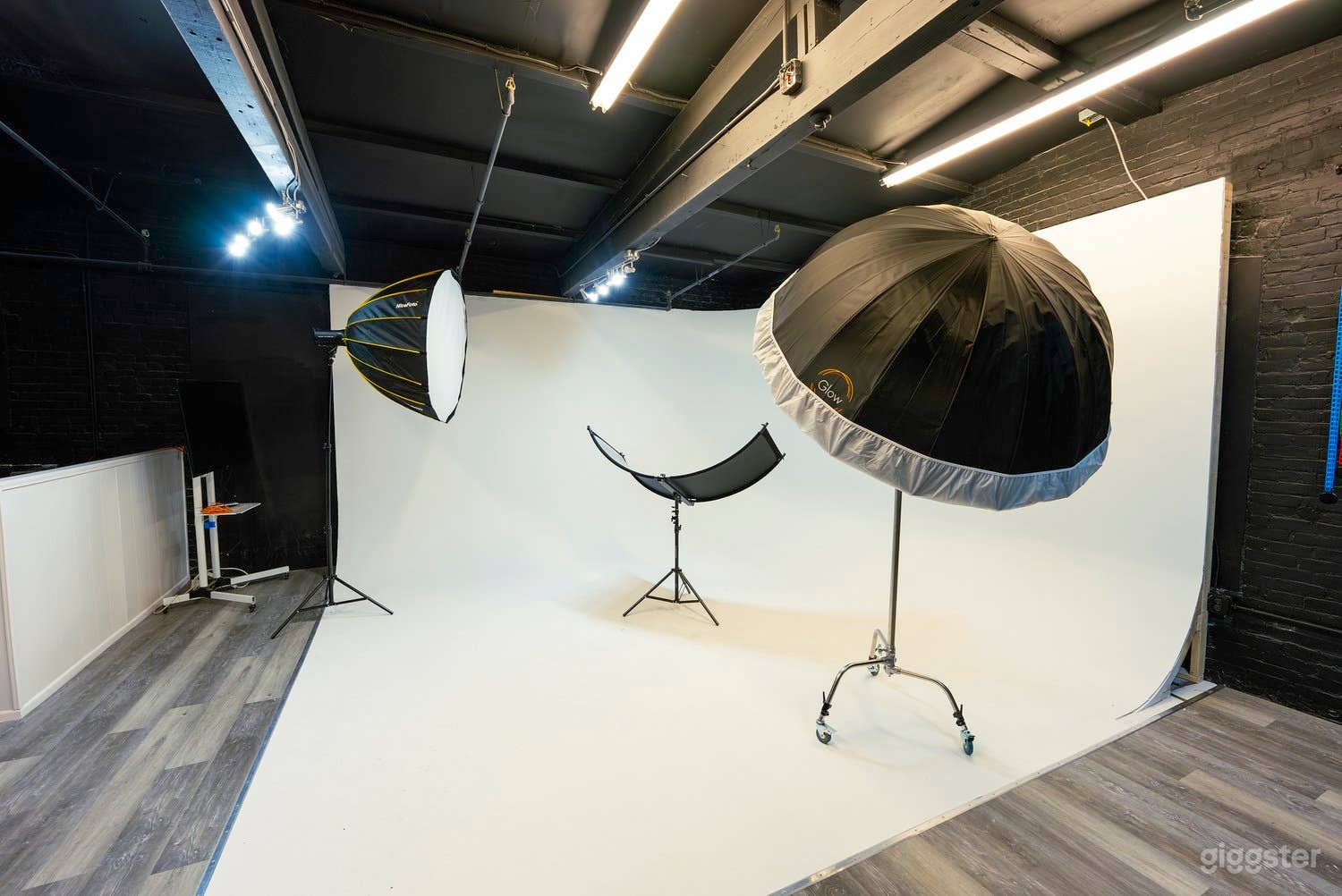 Multi-Purpose Creative Studio Photo 3