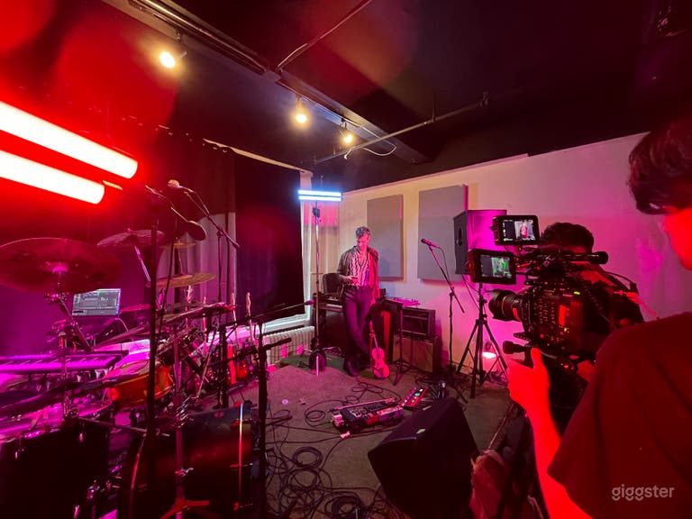  Available for live performances / video productions  