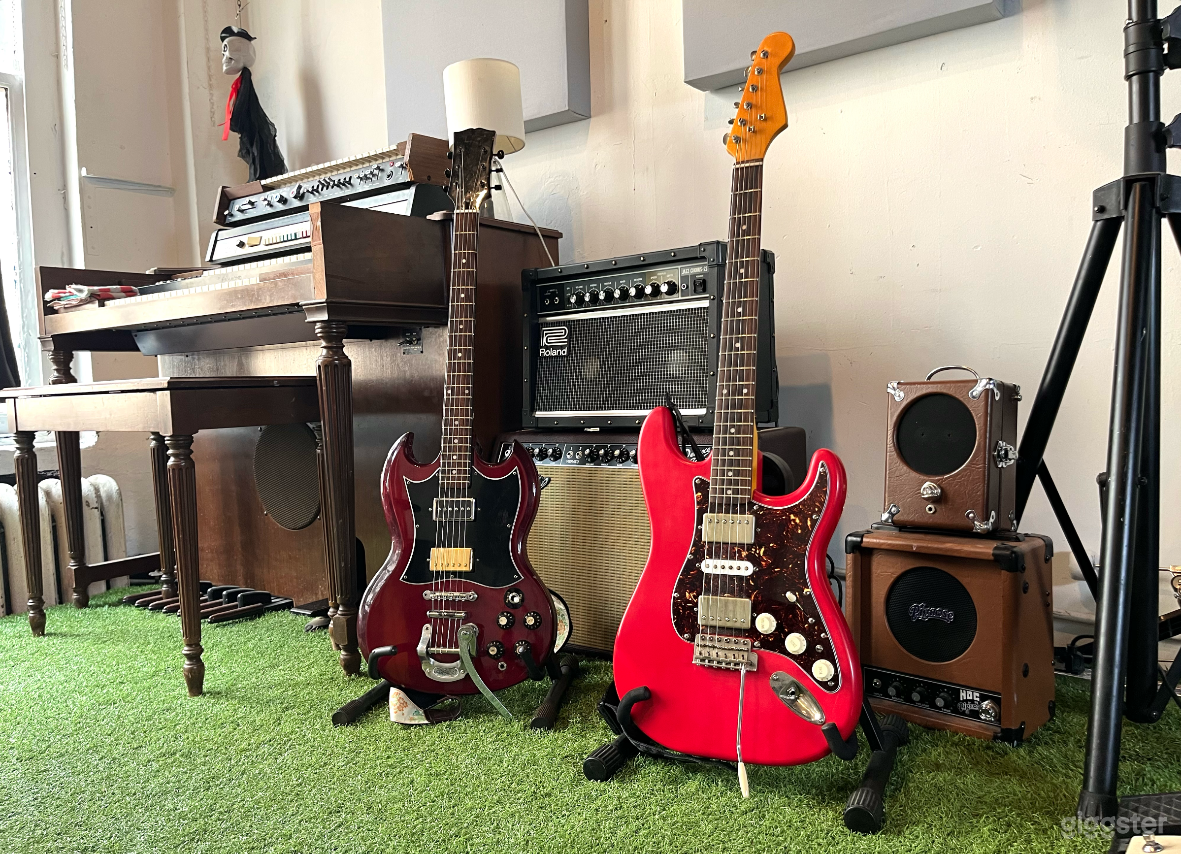 Equipped with vintage guitars, bass guitars and amplifiers