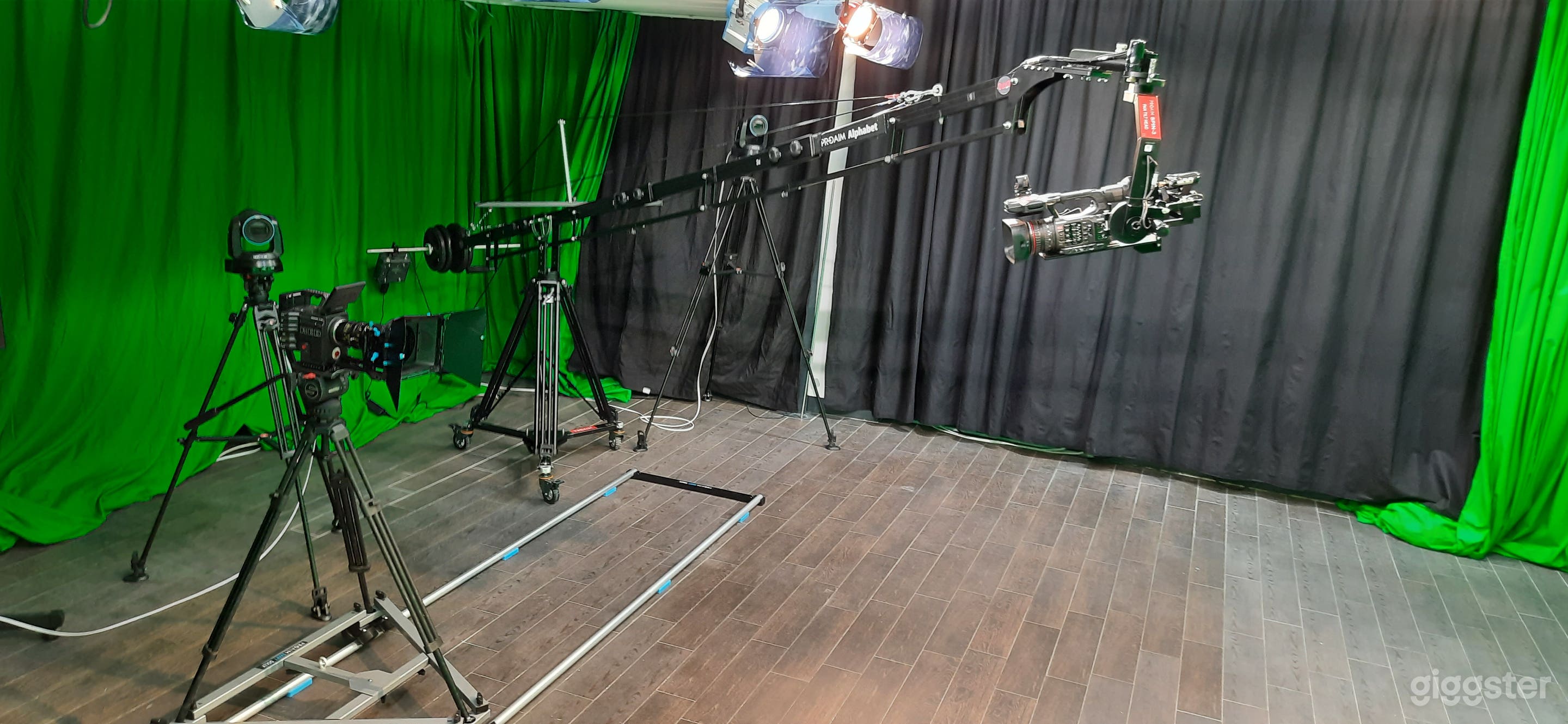 Photo de Studio vidéo sur mesure de 500 pieds carrés pour enregistrement 4