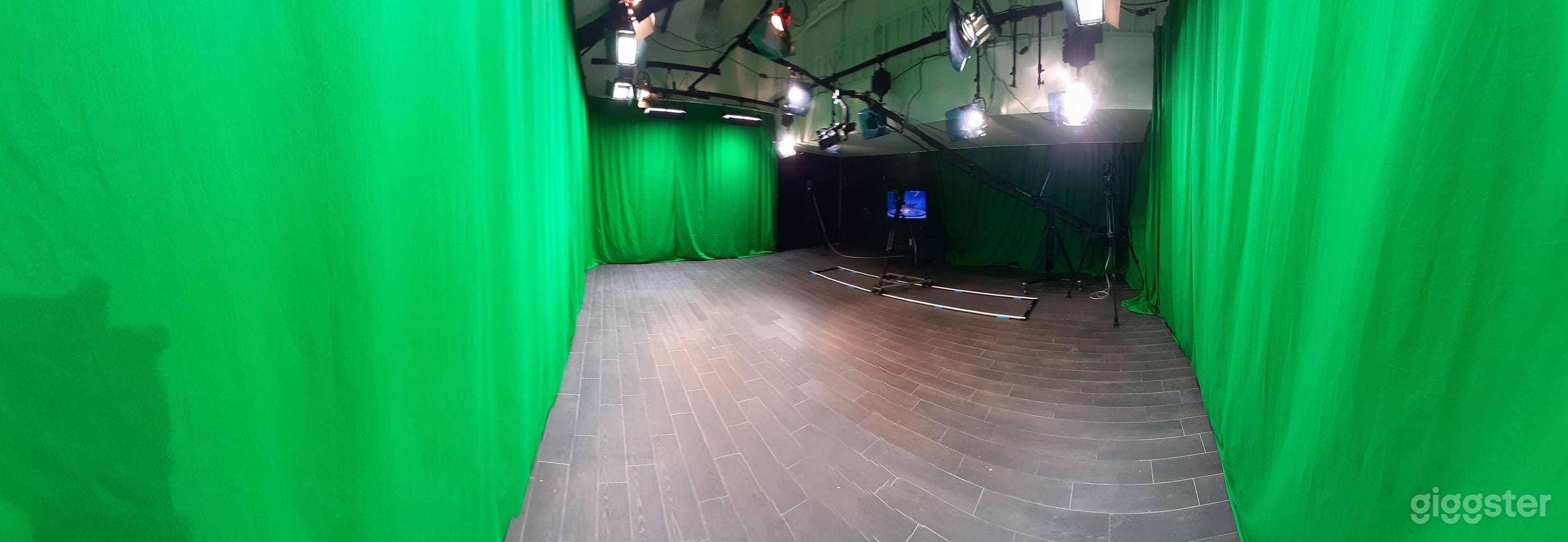 Photo de Studio vidéo sur mesure de 500 pieds carrés pour enregistrement 3