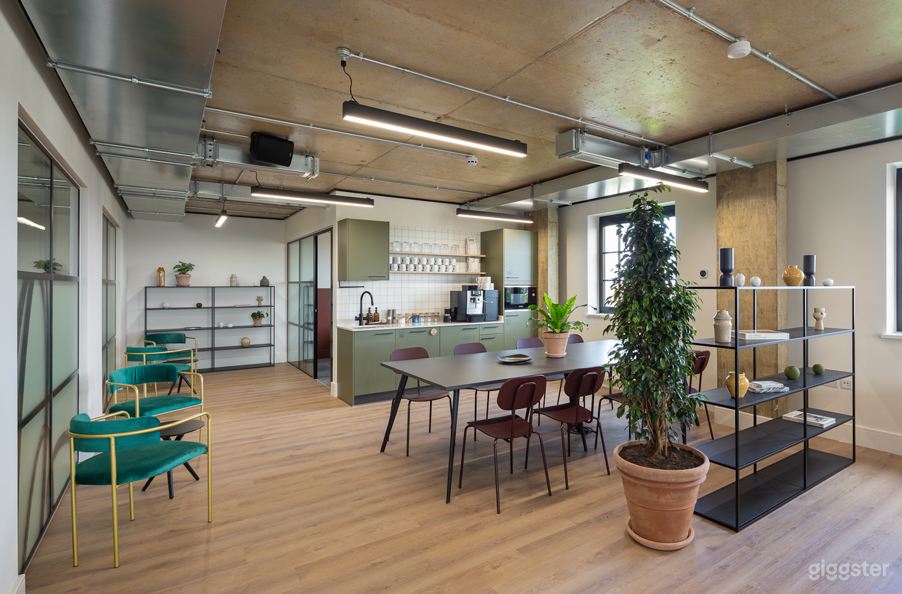 Co-working and Office Desk in North London  Photo 4