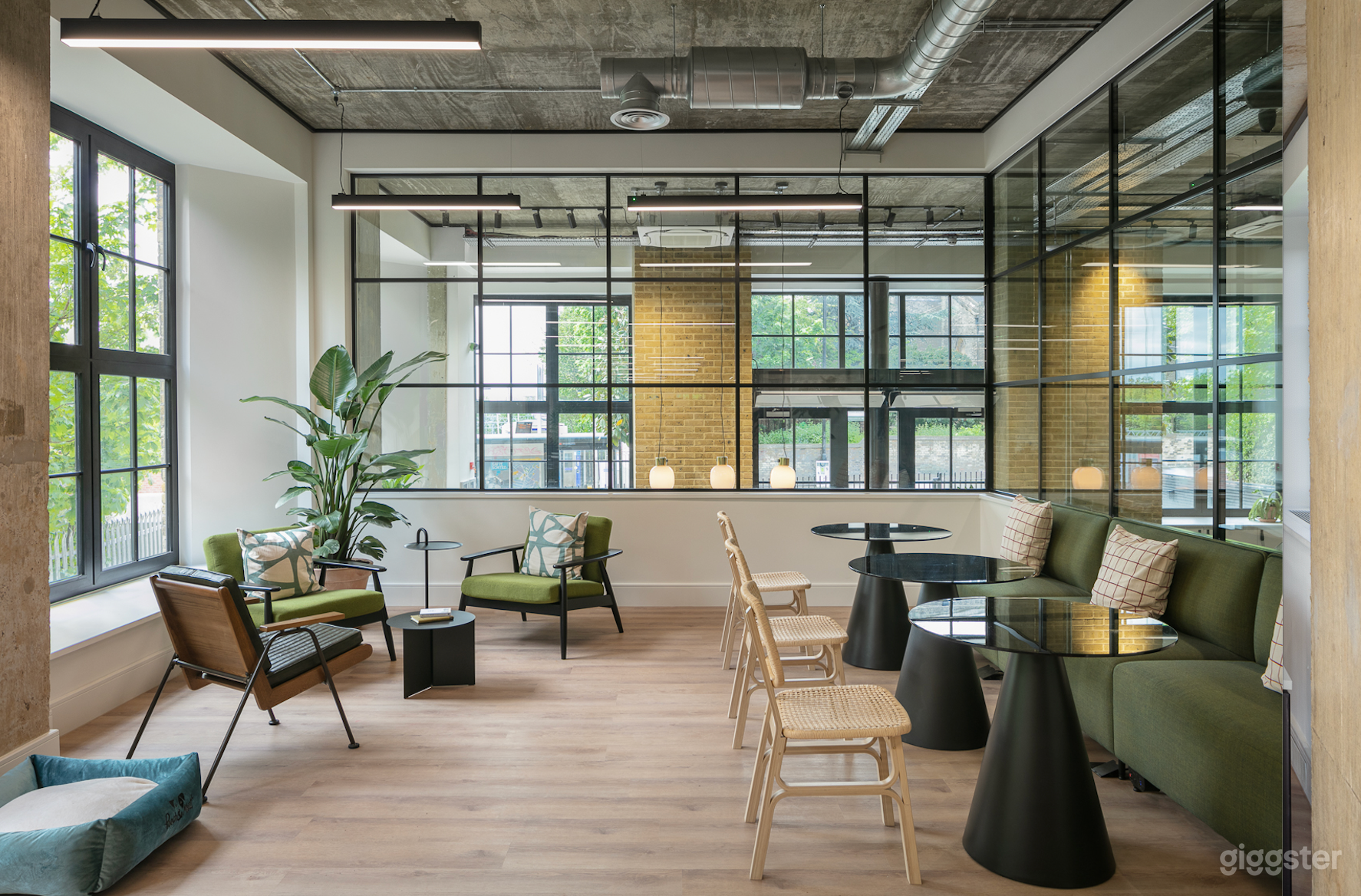 Co-working and Office Desk in North London  Photo 1