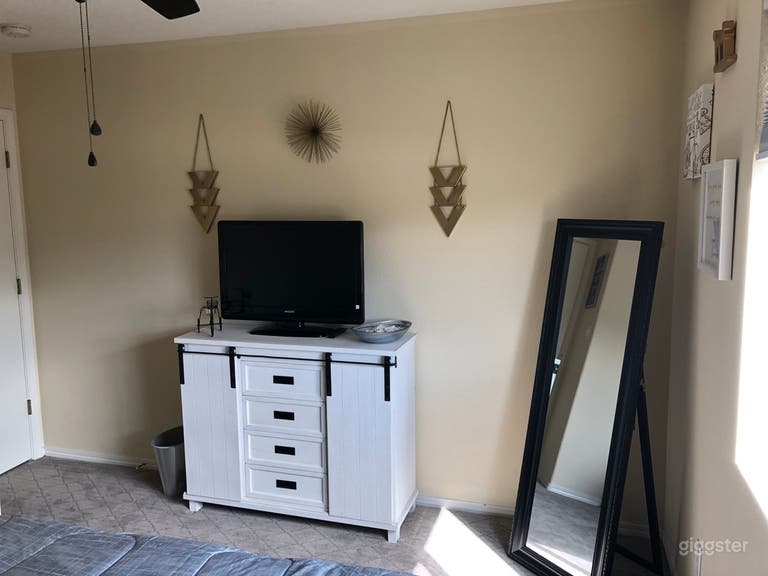  Beautifully Remodeled home w/ Sandia Mountain views 