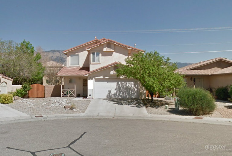  Beautifully Remodeled home w/ Sandia Mountain views 