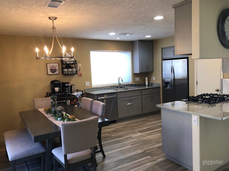  Beautifully Remodeled home w/ Sandia Mountain views 