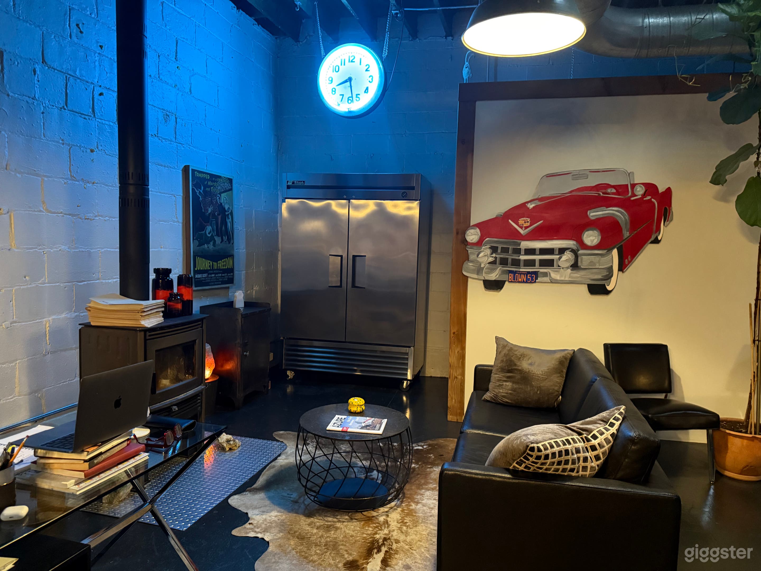 Cool Vibe Lane-way Warehouse Photo 3