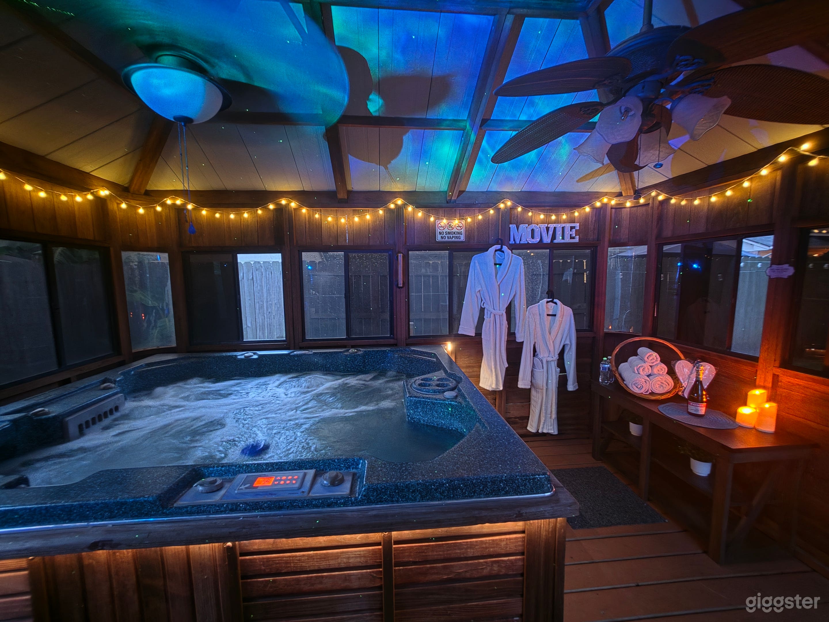 Private hot tub with Kitchen, Game room & Living room Photo 1