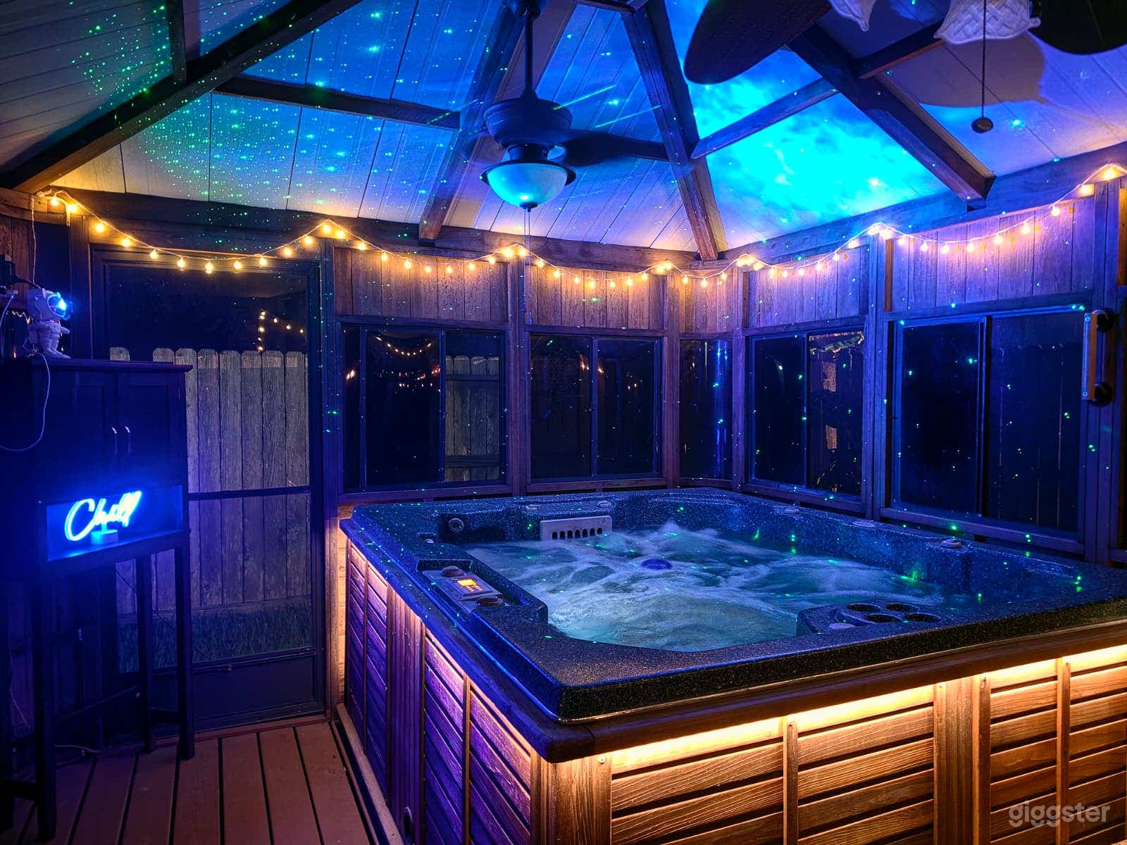 Private hot tub with Kitchen, Game room & Living room Photo 3