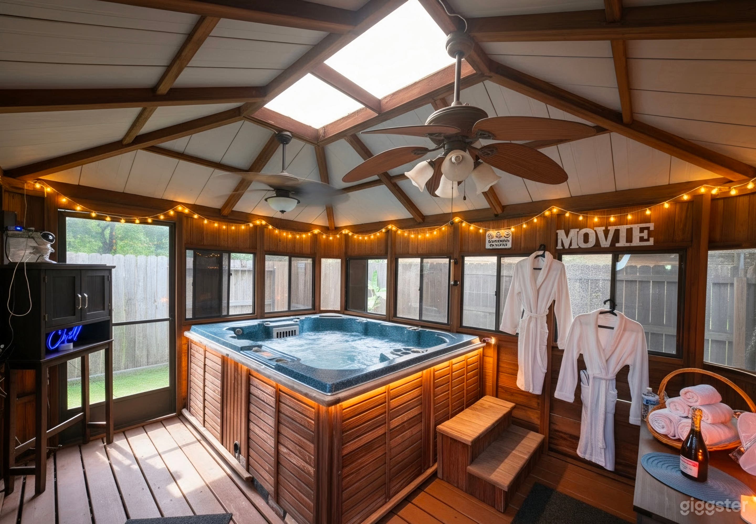Private hot tub with Kitchen, Game room & Living room Photo 4