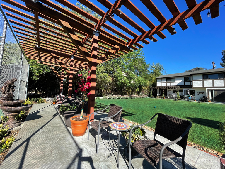  Country Club Garden with Tennis Court 