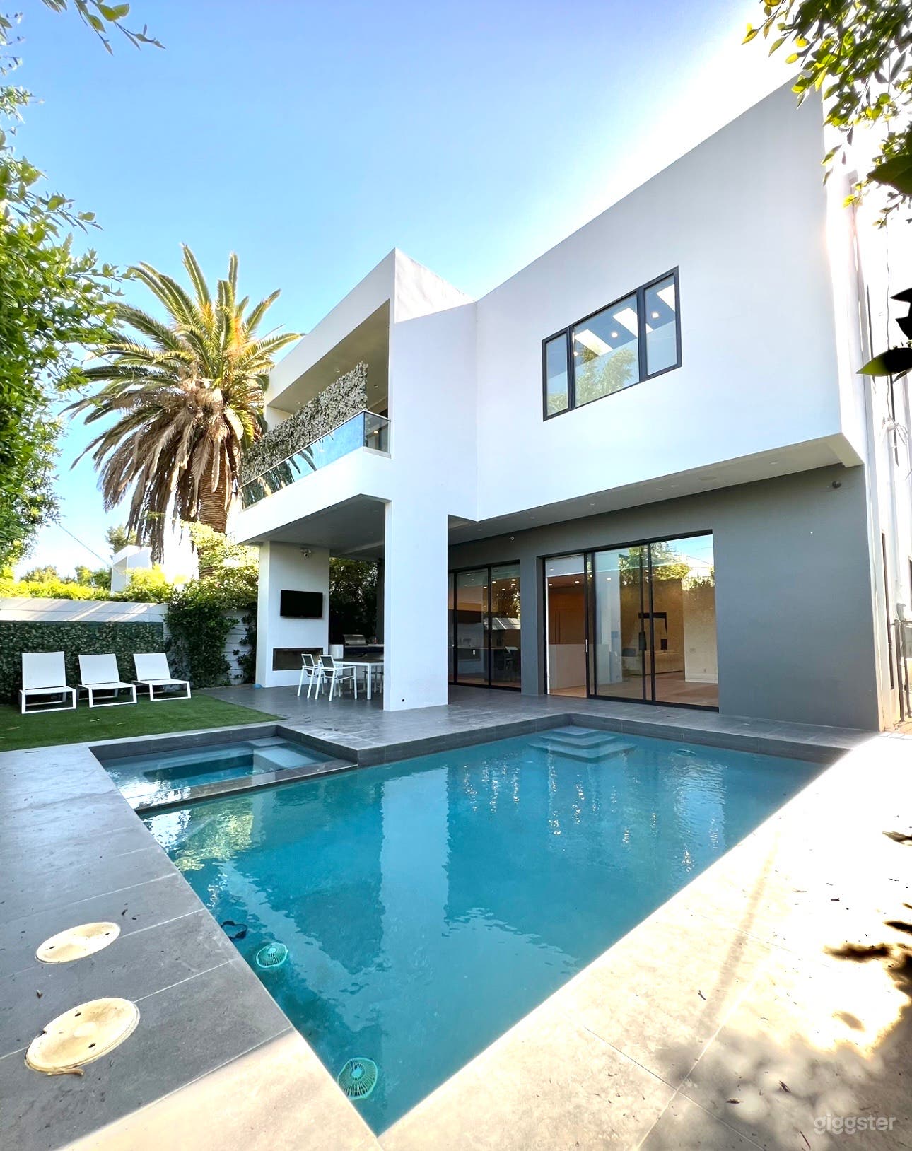pool/ spa at back yard 