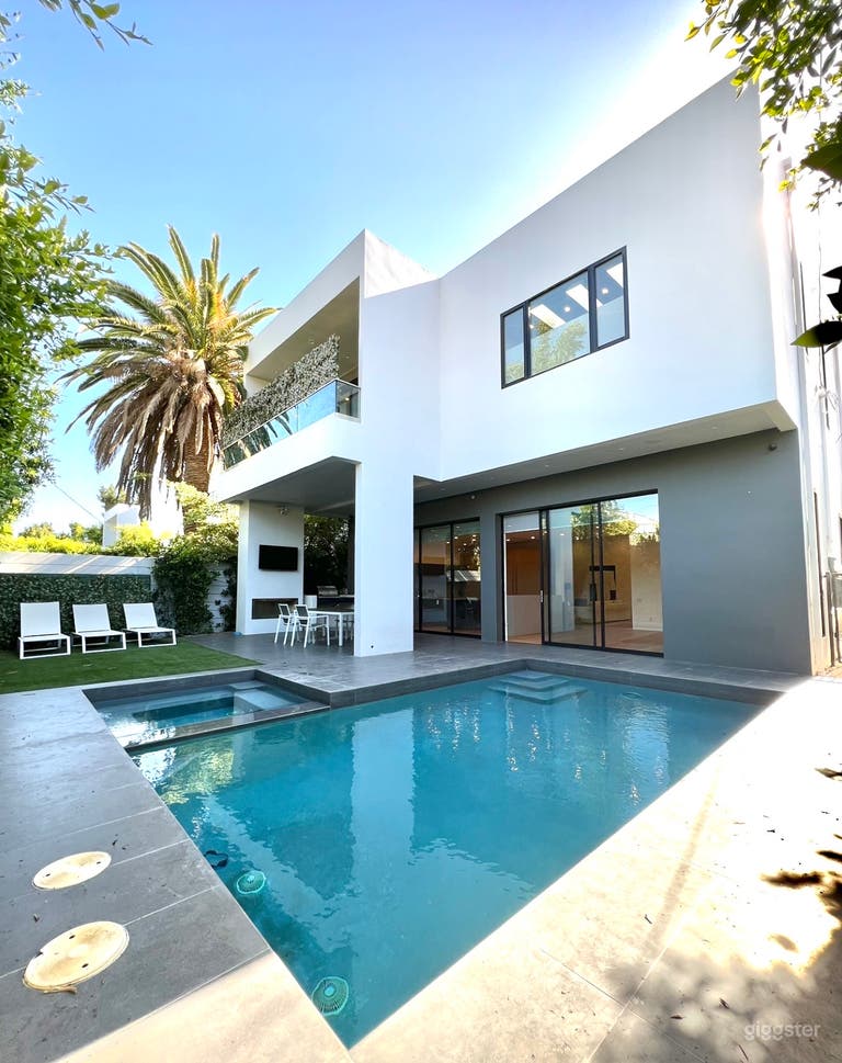  pool/ spa at back yard  