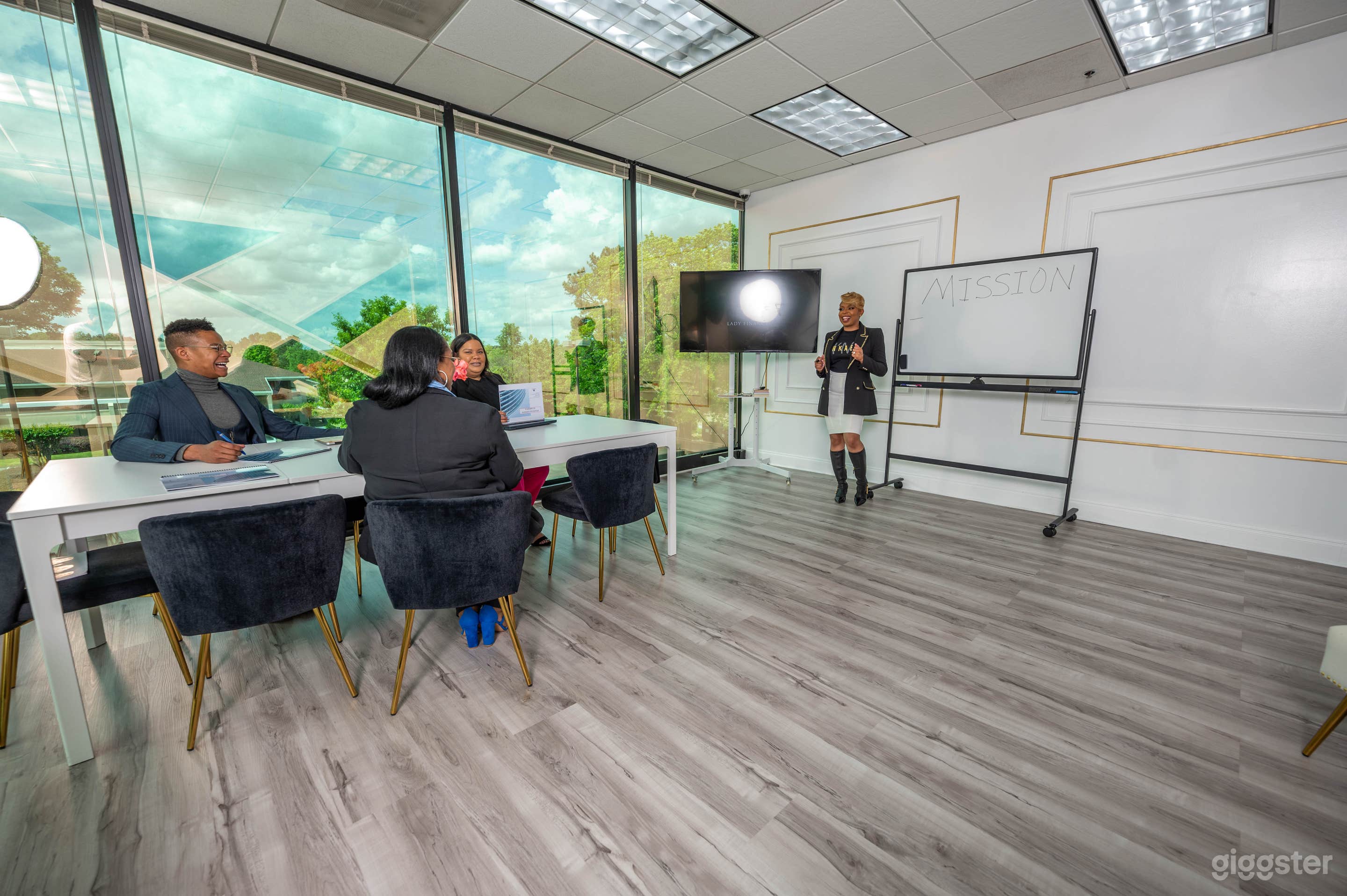 Luxury Office Space On Top Floor! Photo 4