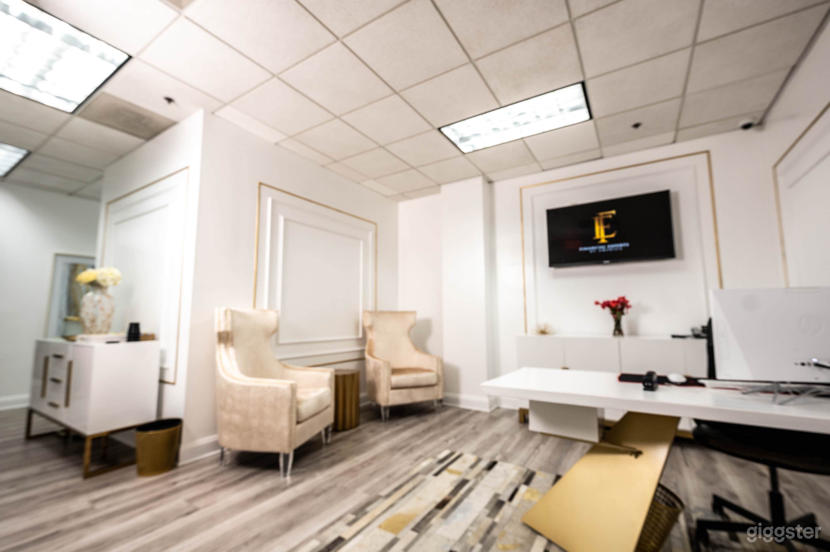 Luxury Office Space On Top Floor! Photo 2