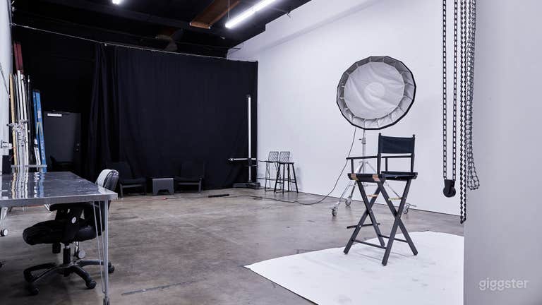  Air-Conditioned Creator Space for Photo/Video 