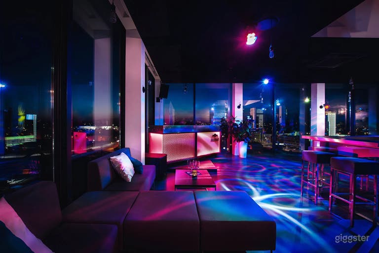 Sky Bar mit Panoramablick auf Stadt und Fluss 