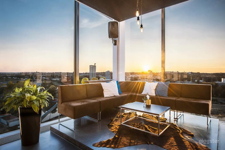  Sky Bar mit Panoramablick auf Stadt und Fluss 