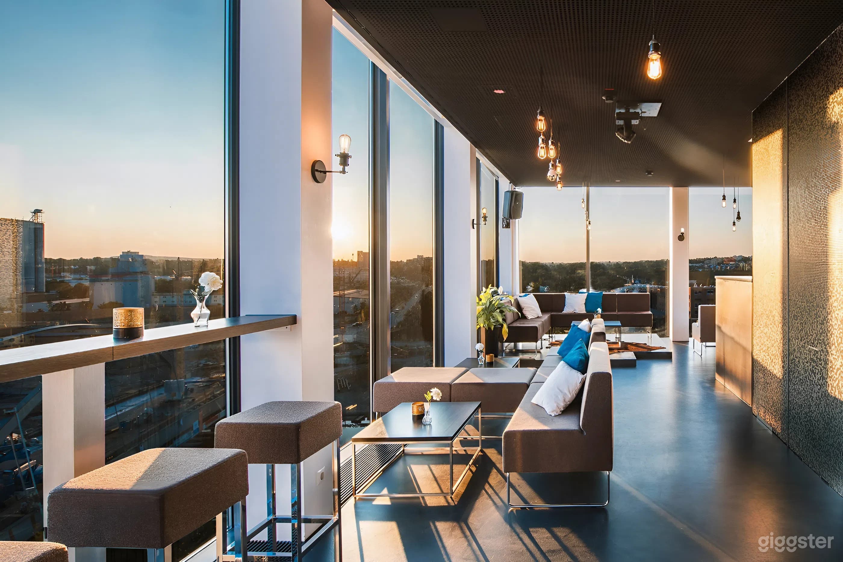 Sky Bar mit Panoramablick auf Stadt und Fluss Foto 3