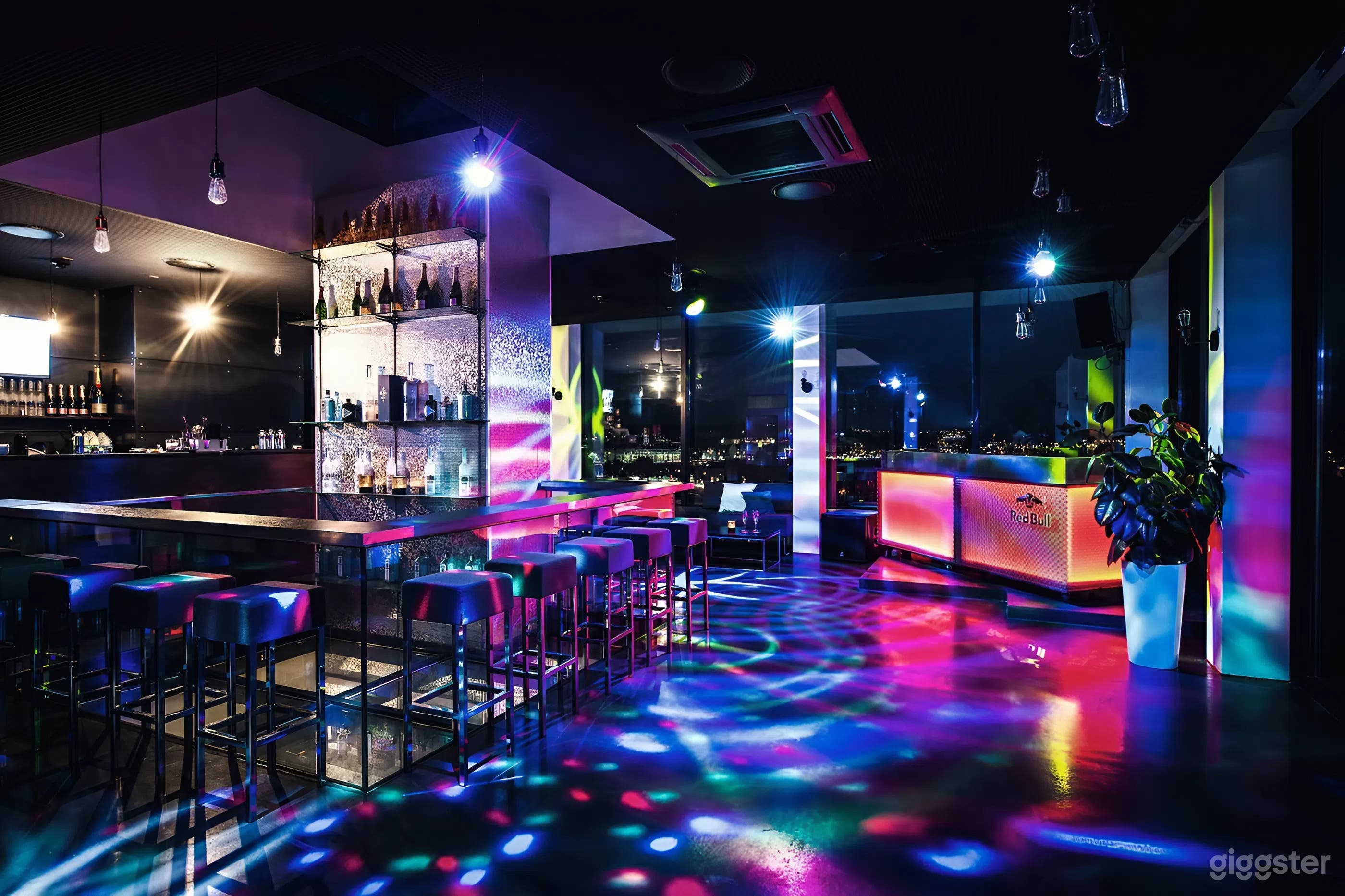 Sky Bar mit Panoramablick auf Stadt und Fluss Foto 3