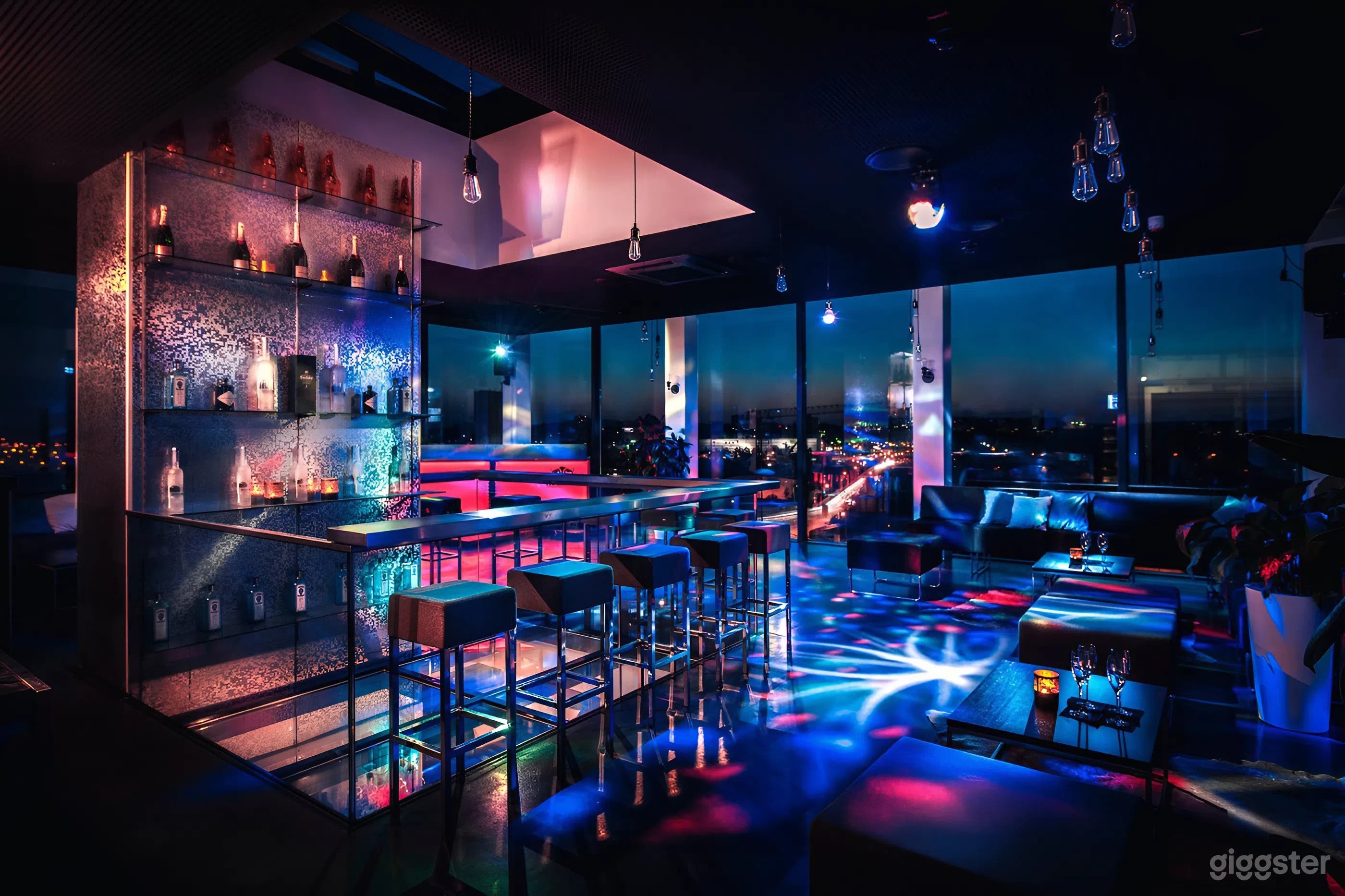 Sky Bar mit Panoramablick auf Stadt und Fluss Foto 1