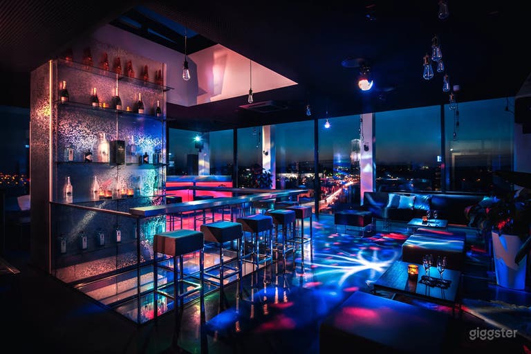  Sky Bar mit Panoramablick auf Stadt und Fluss 