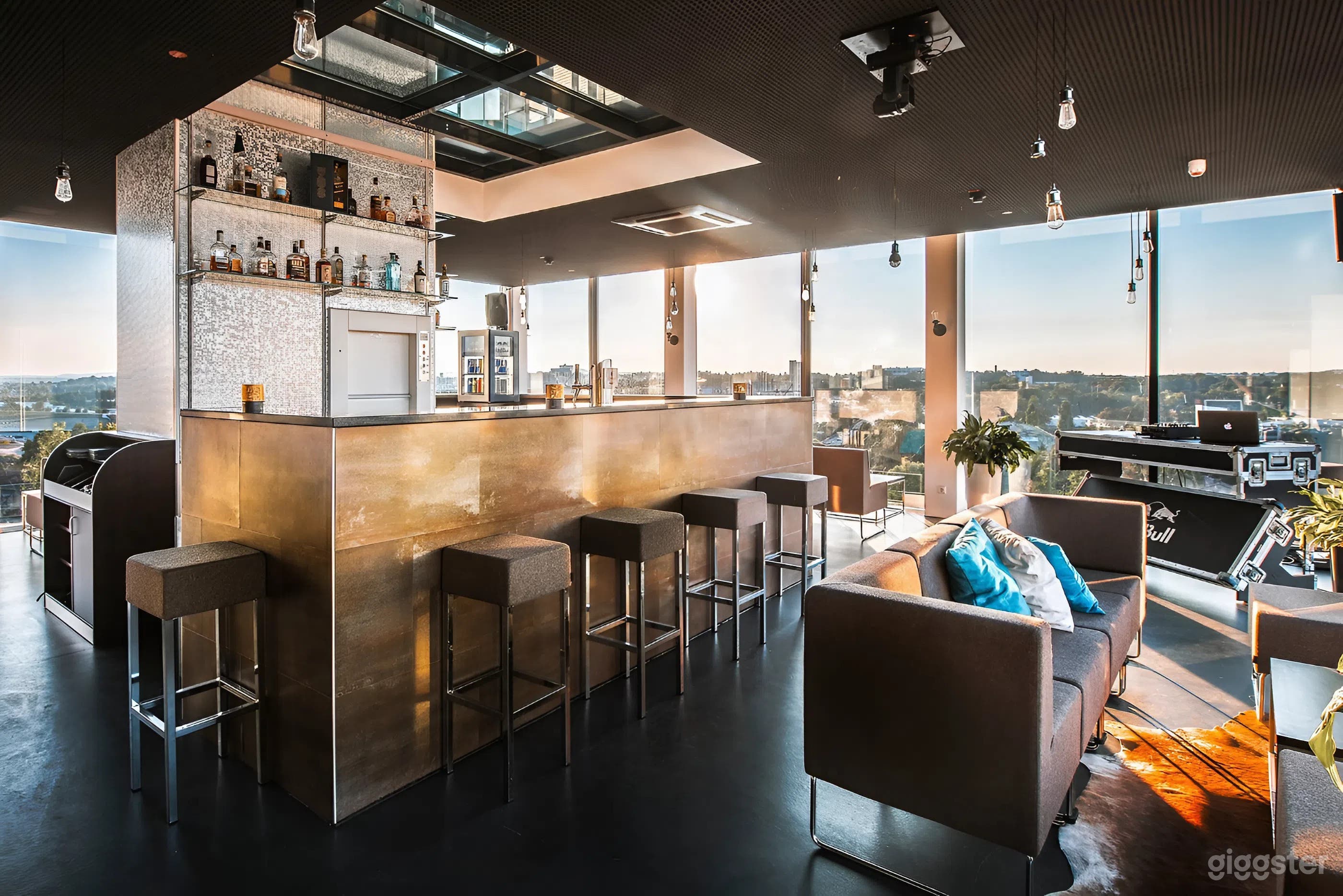 Sky Bar mit Panoramablick auf Stadt und Fluss Foto 4