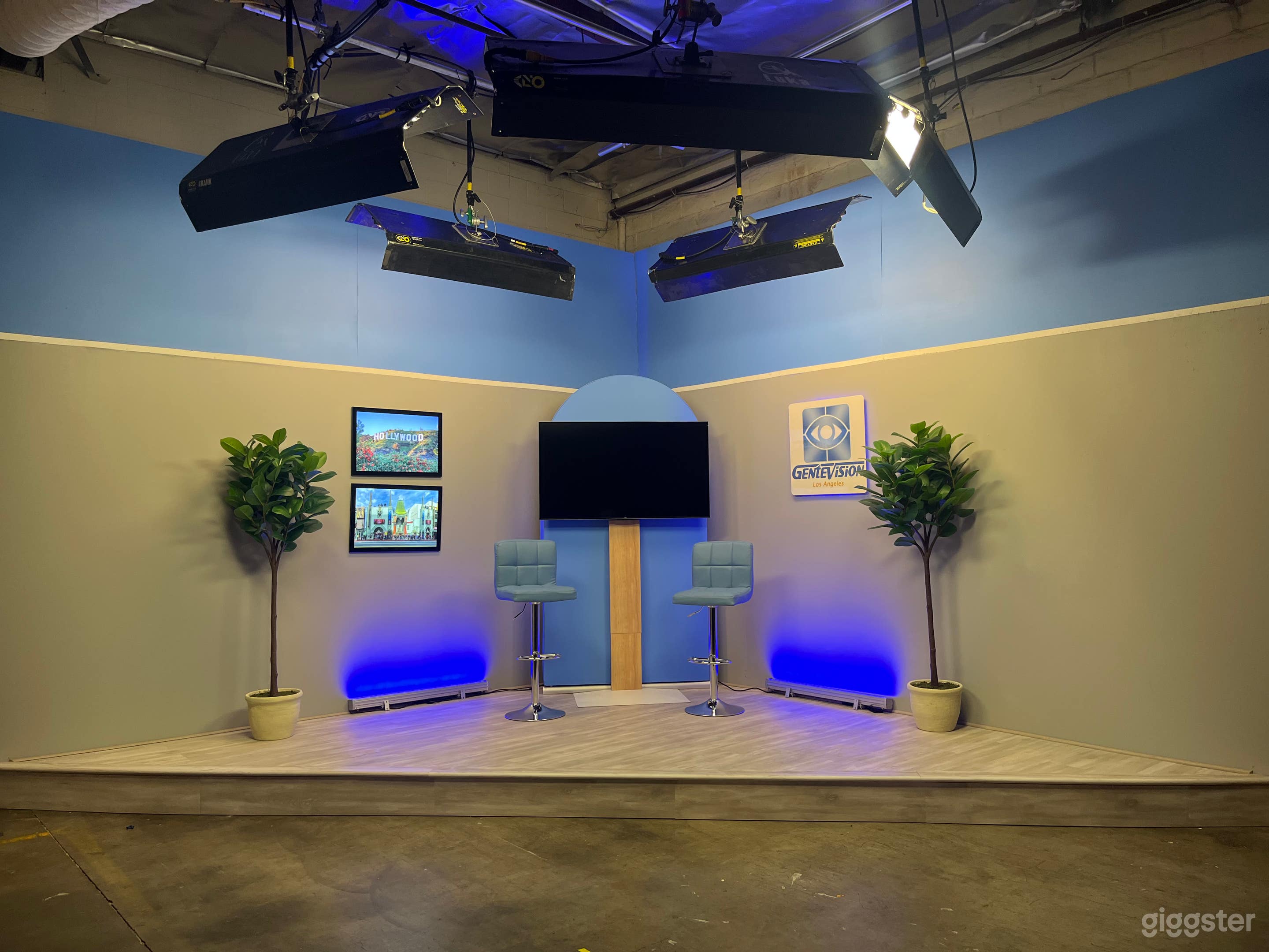 Talk Show Interview Standing Set Photo 2