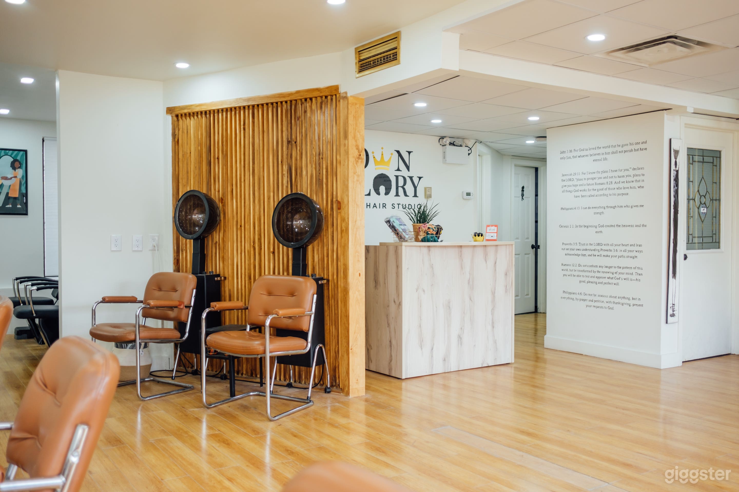 Cozy Studio with Natural Lighting  Photo 3