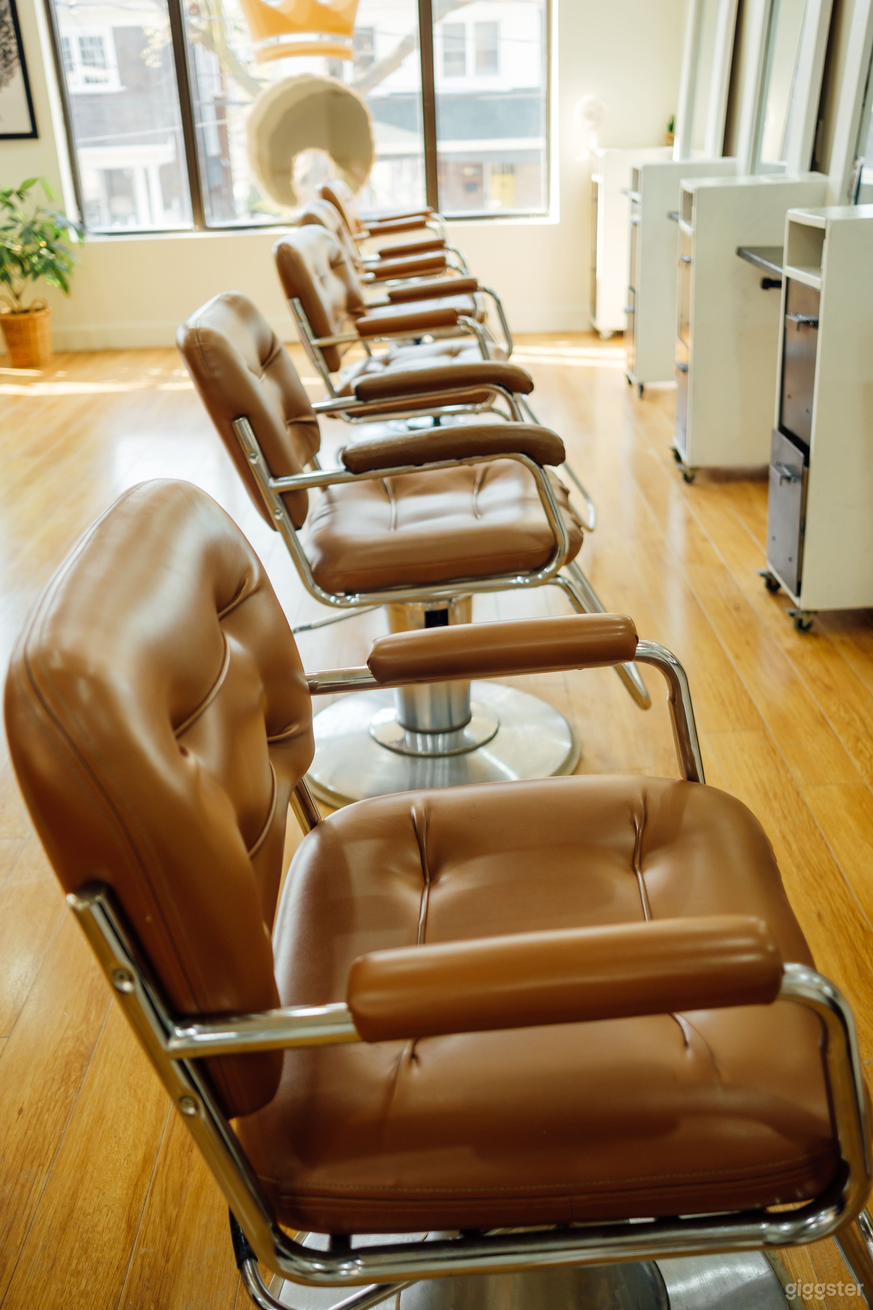 Cozy Studio with Natural Lighting  Photo 2