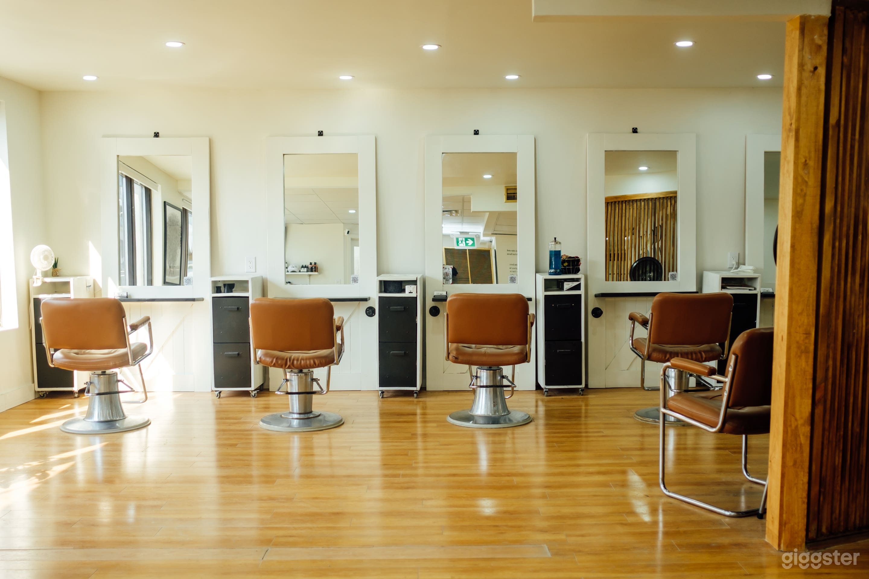 Cozy Studio with Natural Lighting  Photo 4