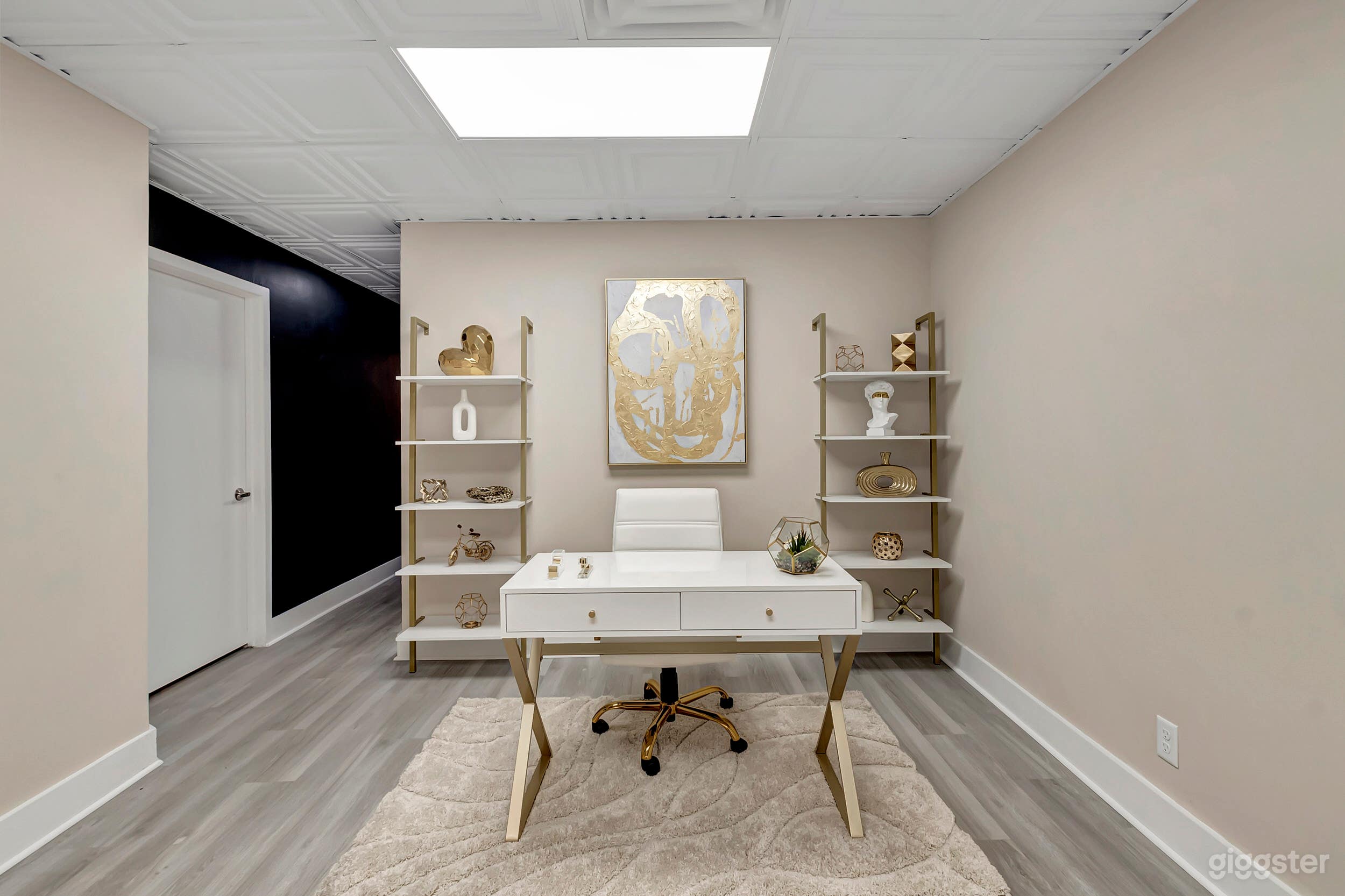 Room Royale @ A Content Studio Photo 3