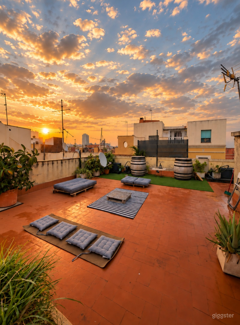  Sunlit Private Rooftop Studio in Central Barcelona 
