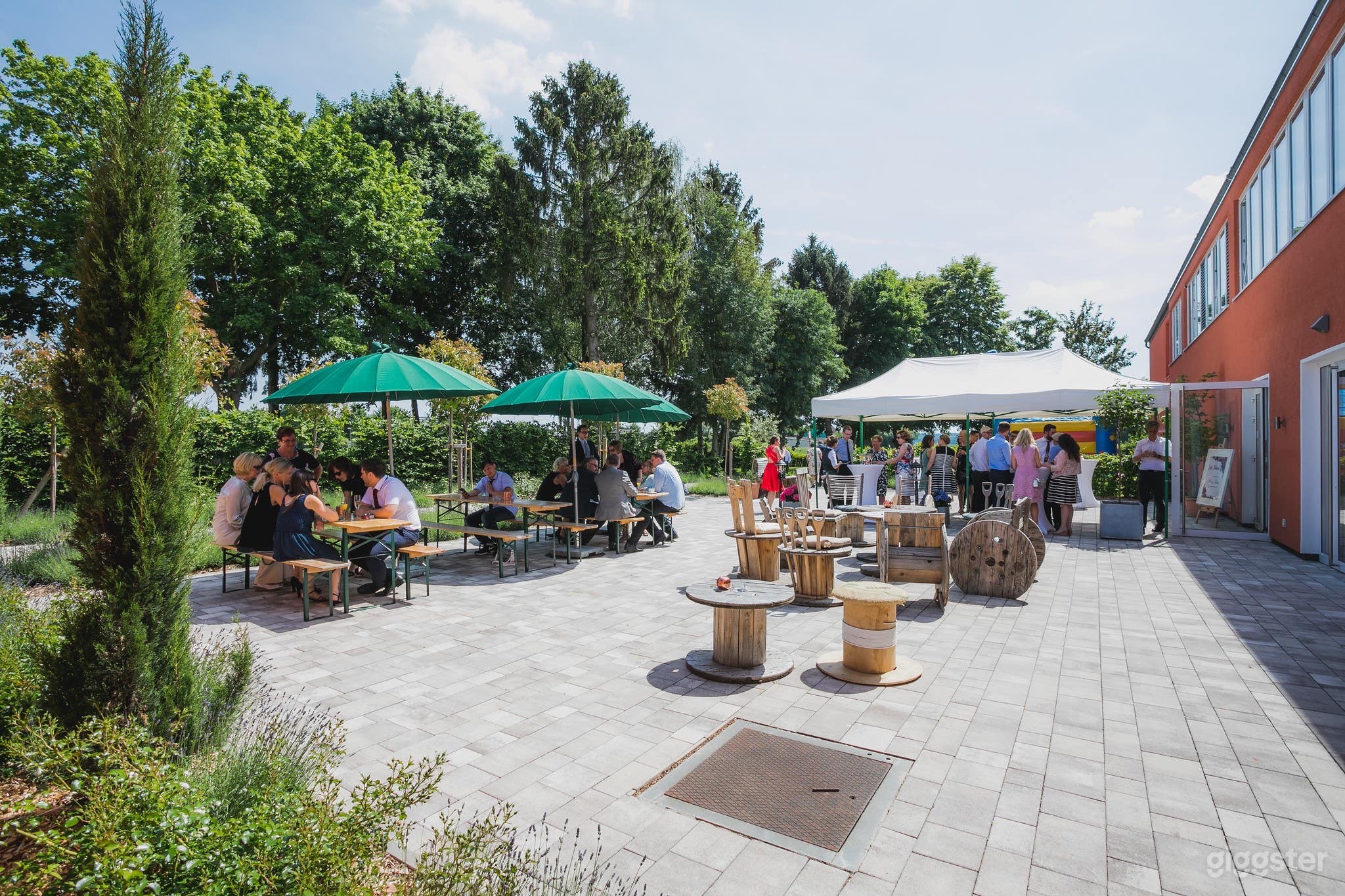 Die Terrasse oder der Patio ist mit Lavendel, Rosen und Zypressen bepflanzt