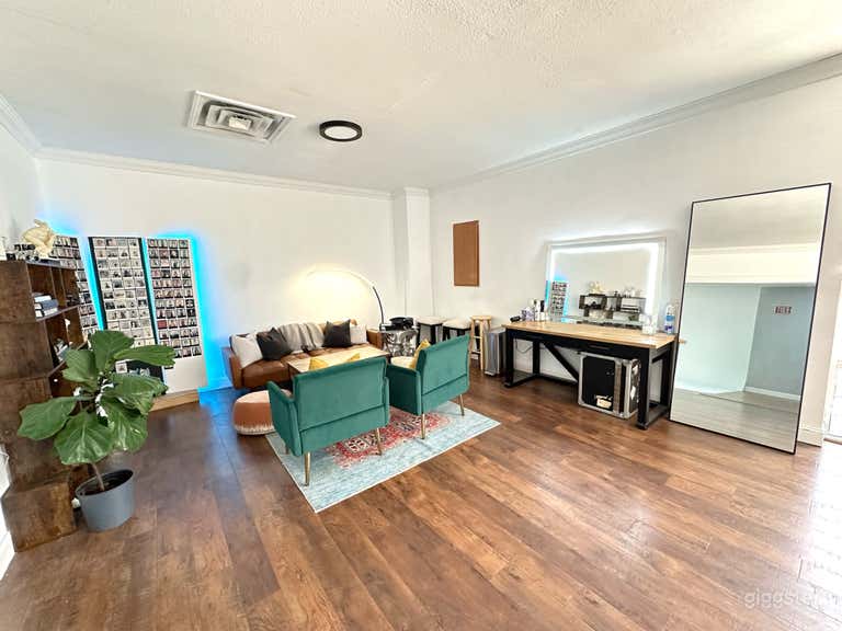  Versatile Daylight and Cyc-Wall Studio 