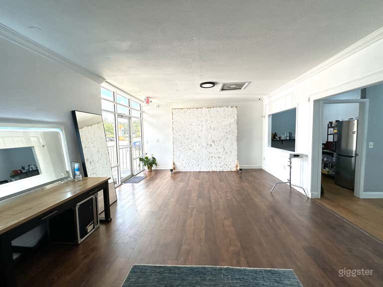  Versatile Daylight and Cyc-Wall Studio 