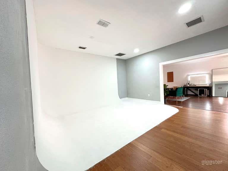  Versatile Daylight and Cyc-Wall Studio 