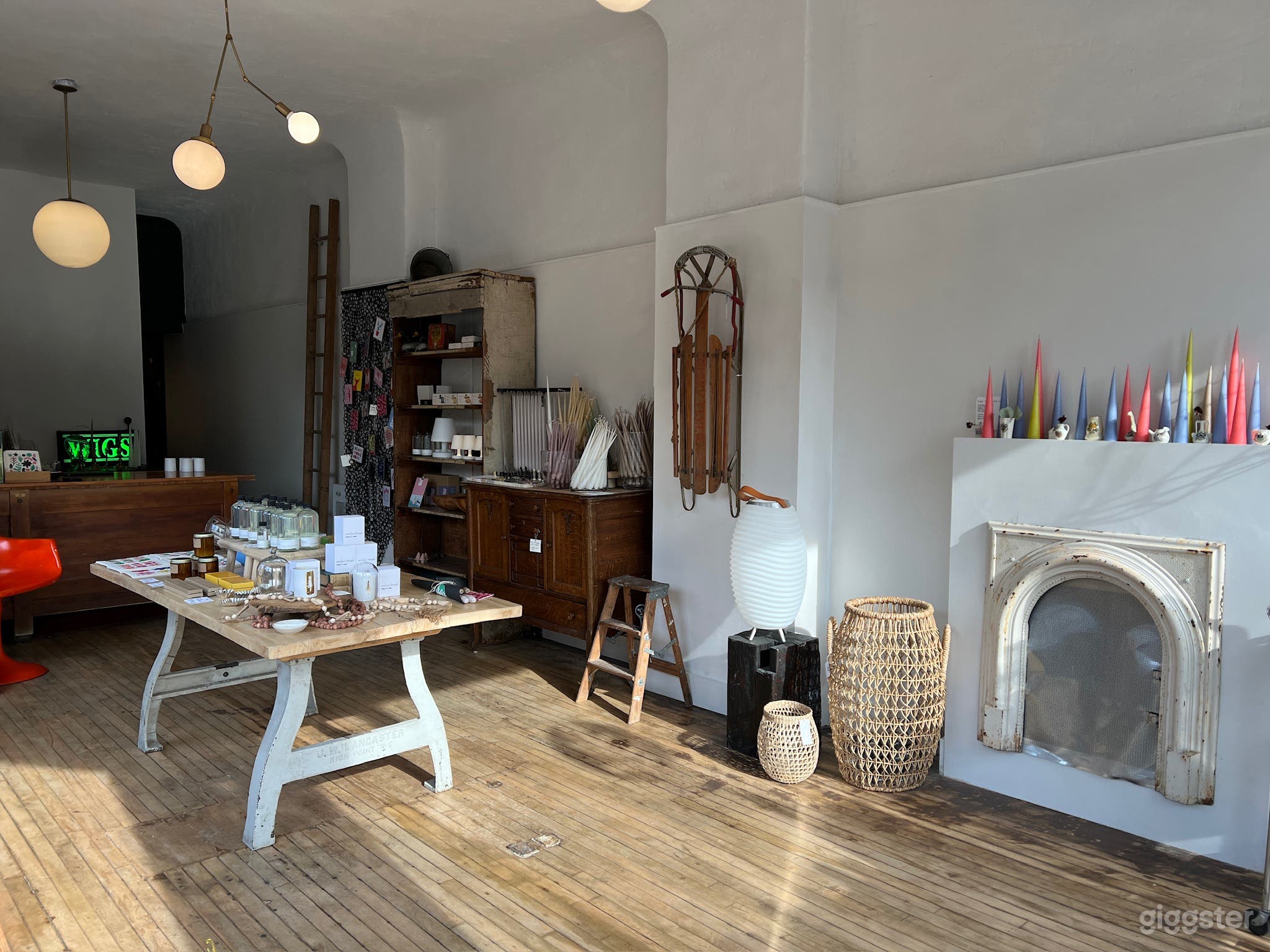 Historic Downtown Design Studio &amp; Salon on Corner Photo 2