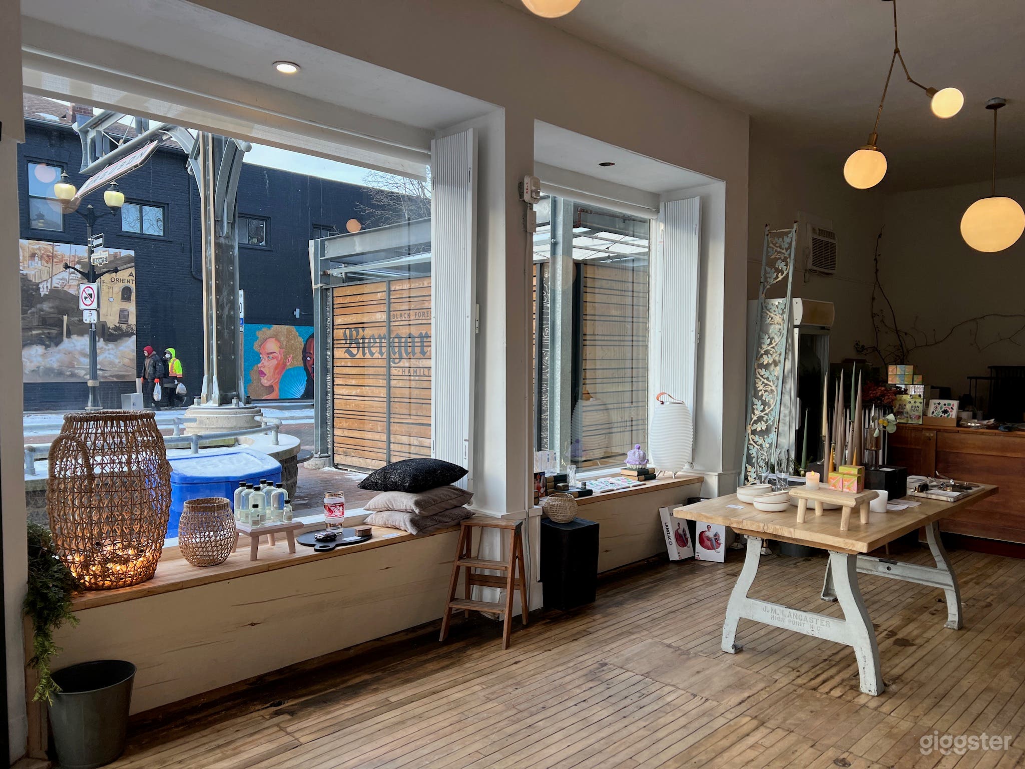 Historic Downtown Design Studio &amp; Salon on Corner Photo 4