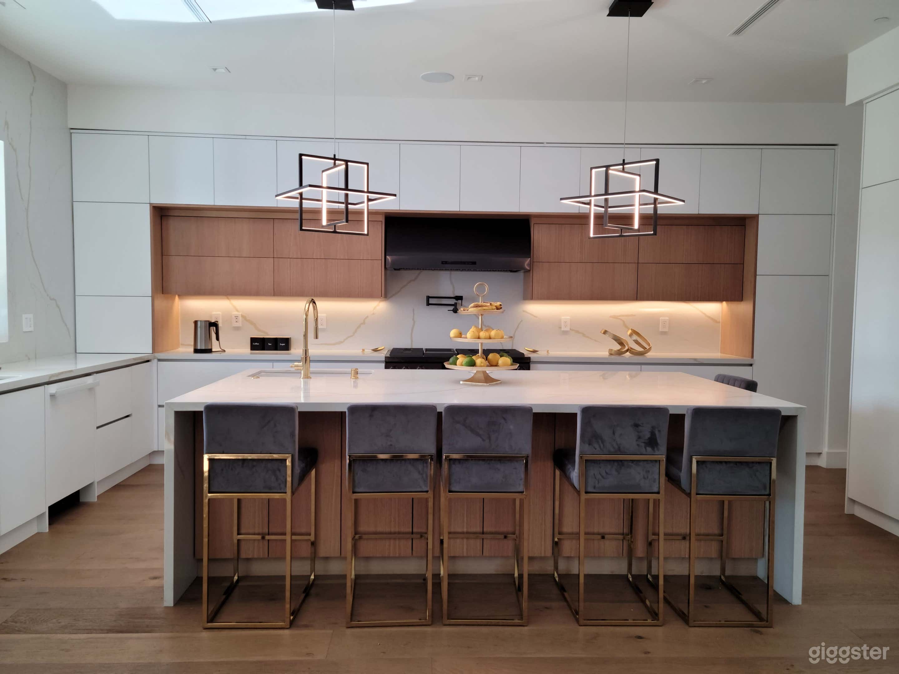 Luxury Sherman Oaks Two-Story Home w/ Resort-Style Backyard Photo 4