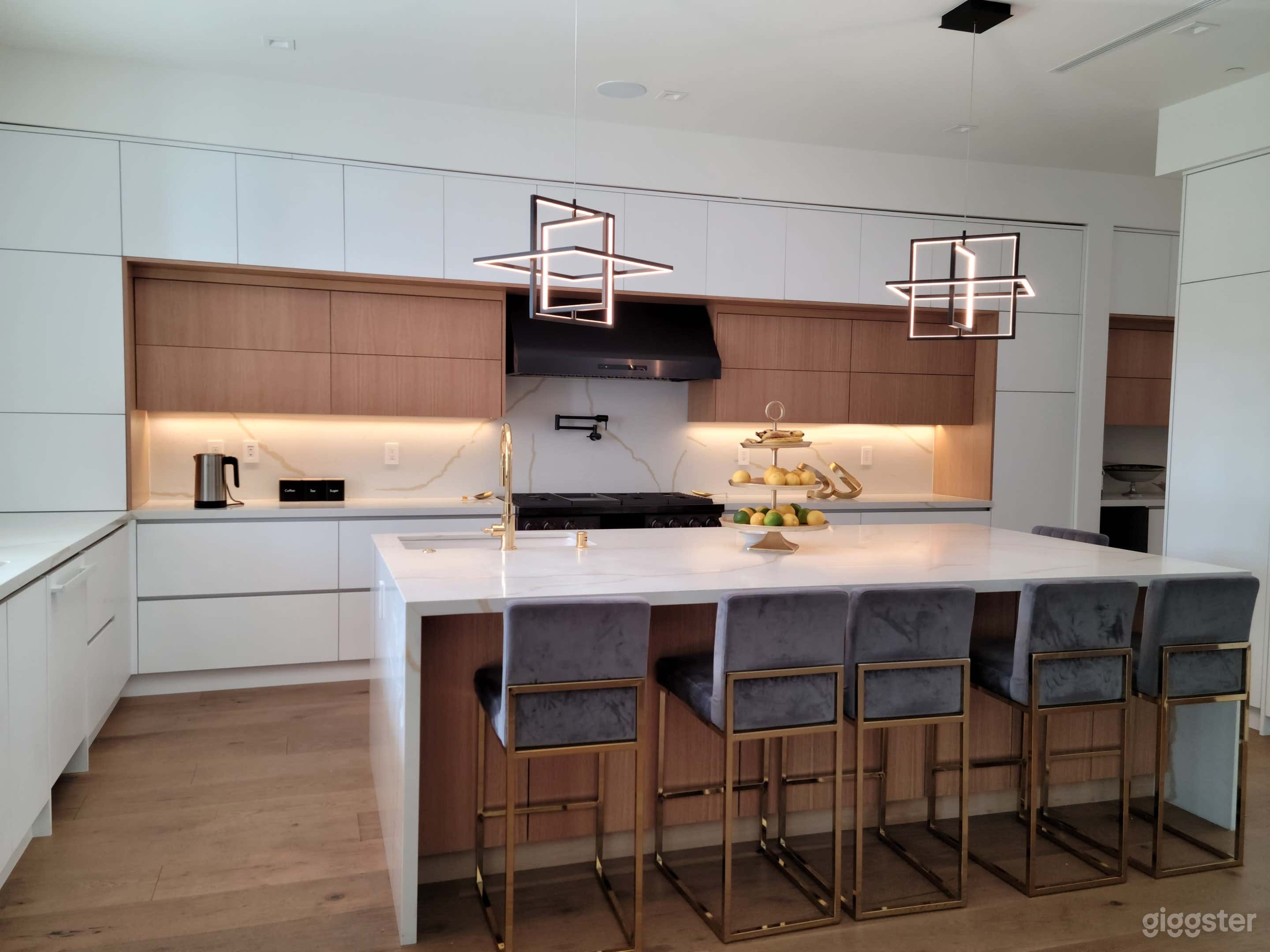 Luxury Sherman Oaks Two-Story Home w/ Resort-Style Backyard Photo 3