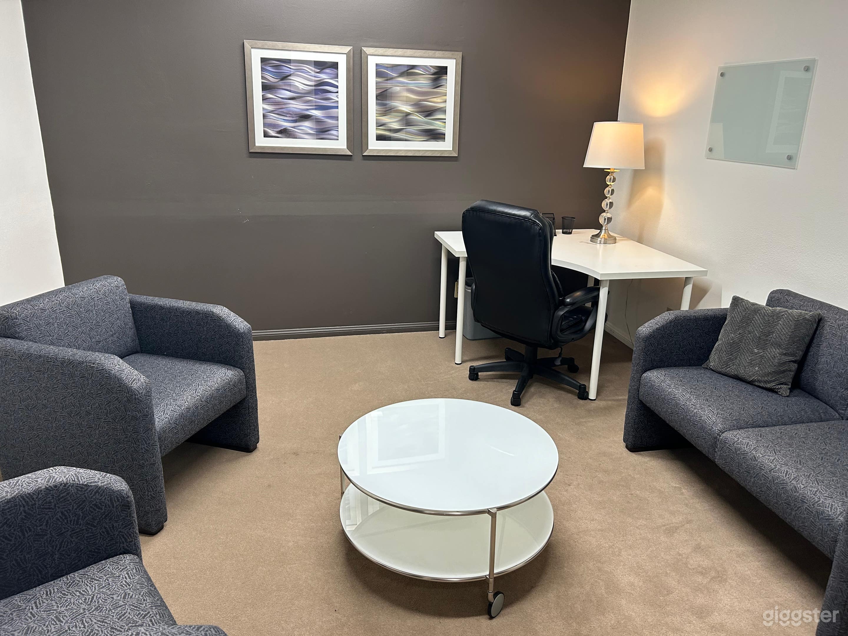 Simple Coaching Room Photo 1