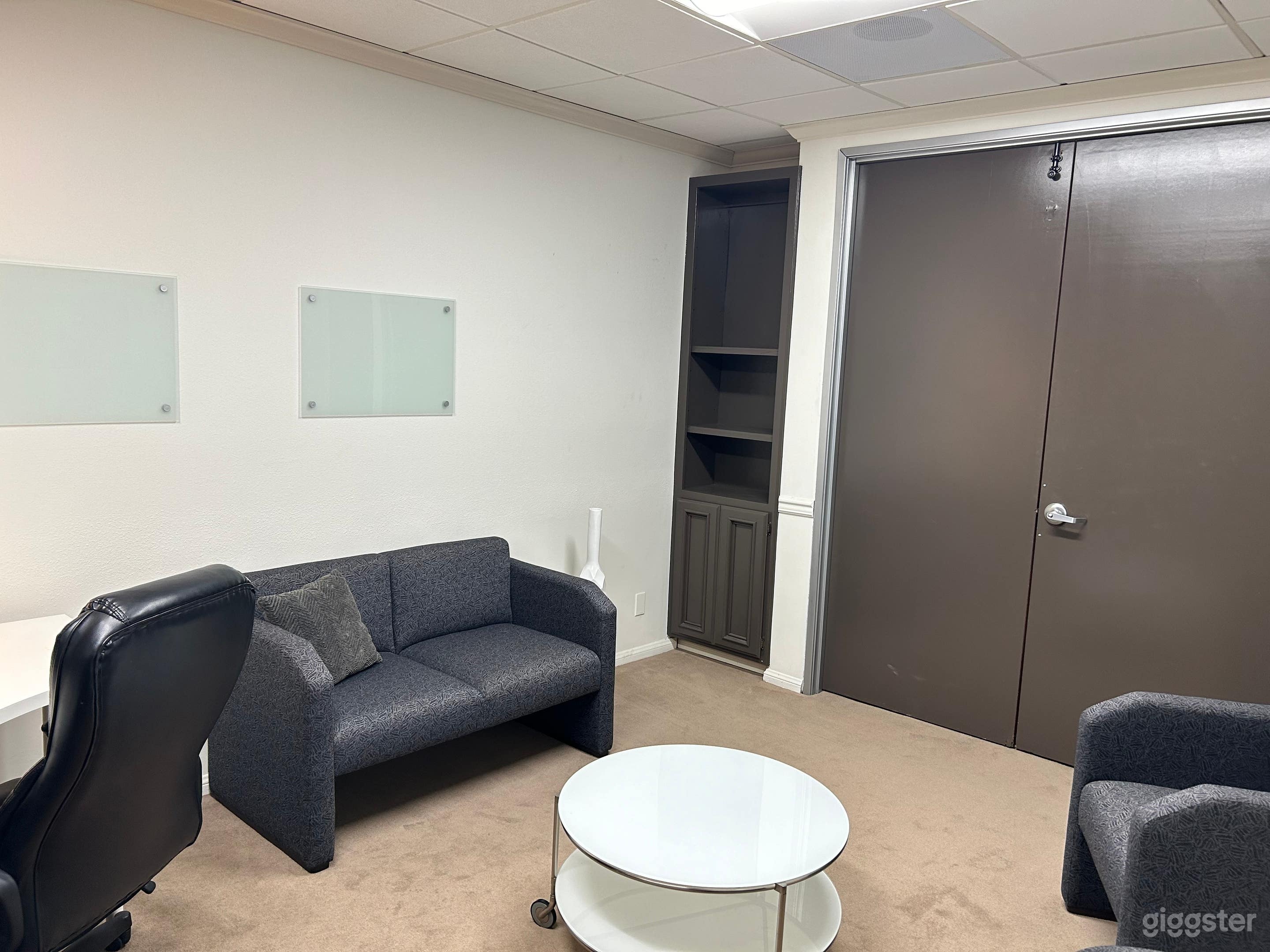 Simple Coaching Room Photo 3