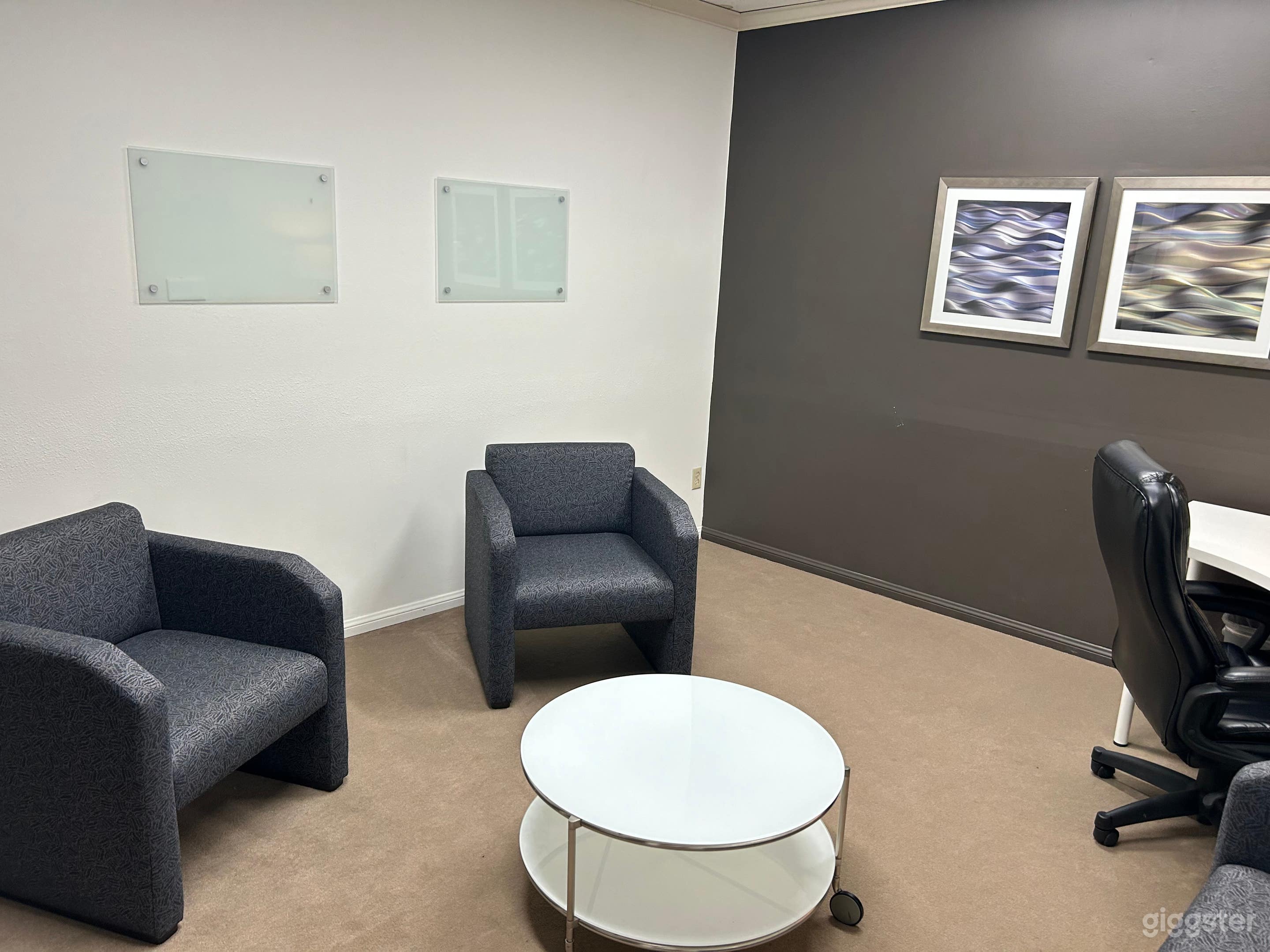 Simple Coaching Room Photo 2