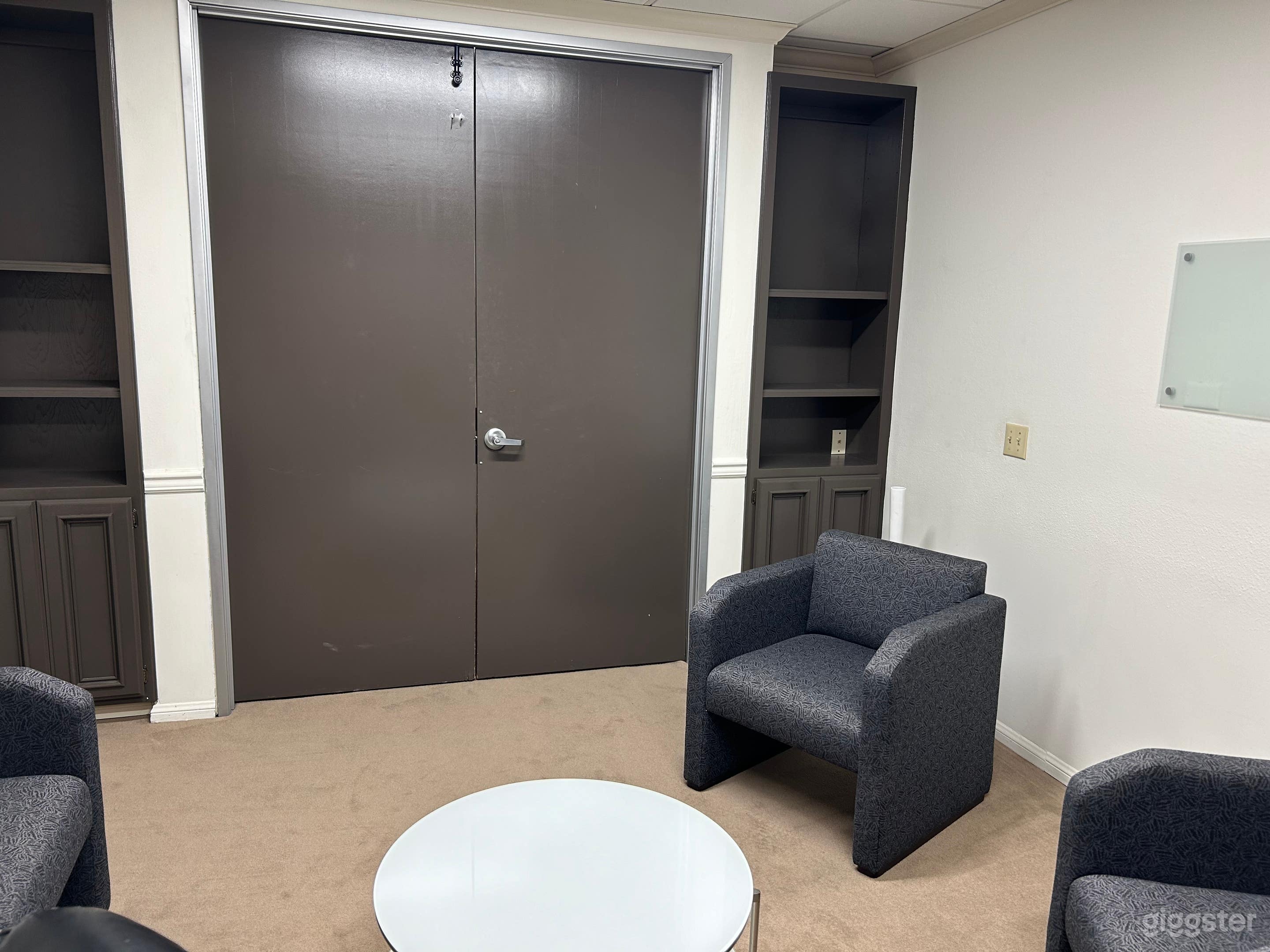 Simple Coaching Room Photo 4