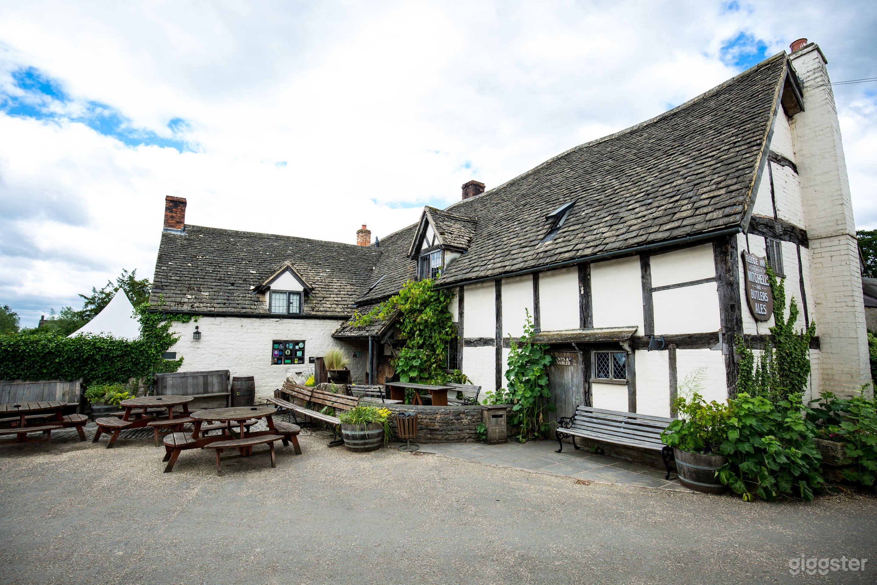 Medieval Barn, Quintessential English Country Pub Photo 2