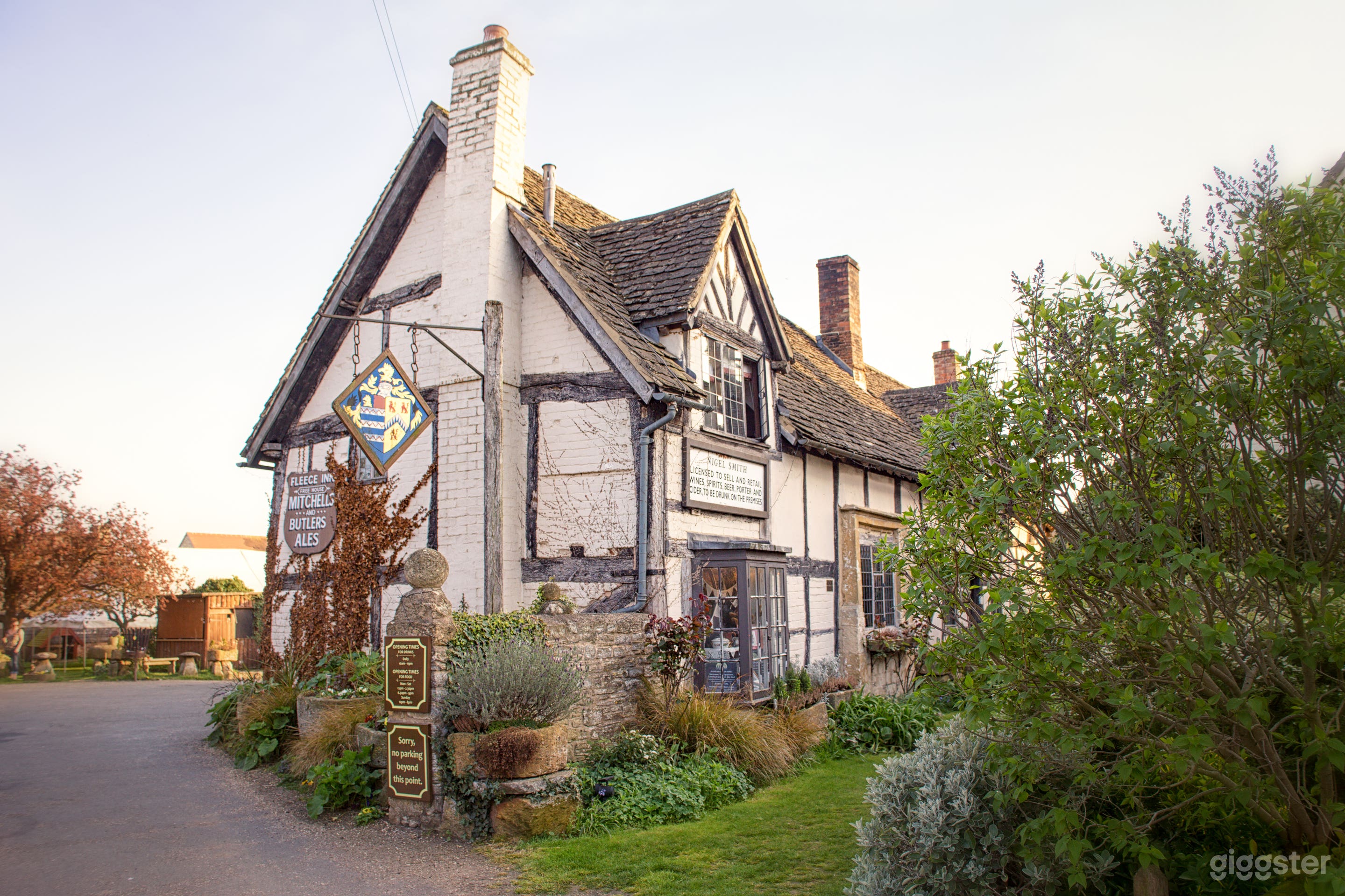 Medieval Barn, Quintessential English Country Pub Photo 1