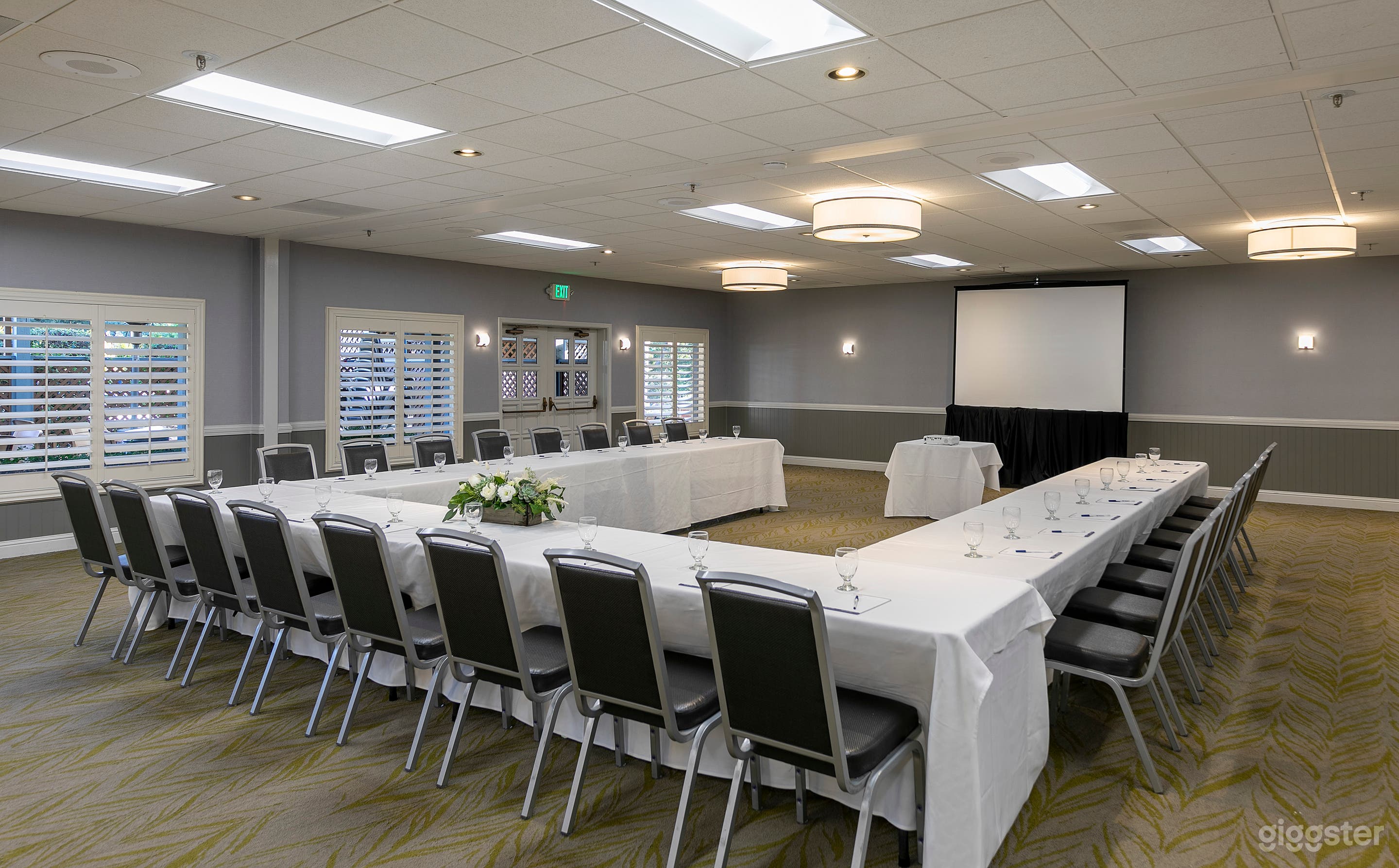 Charming Hotel Event Hall Photo 2