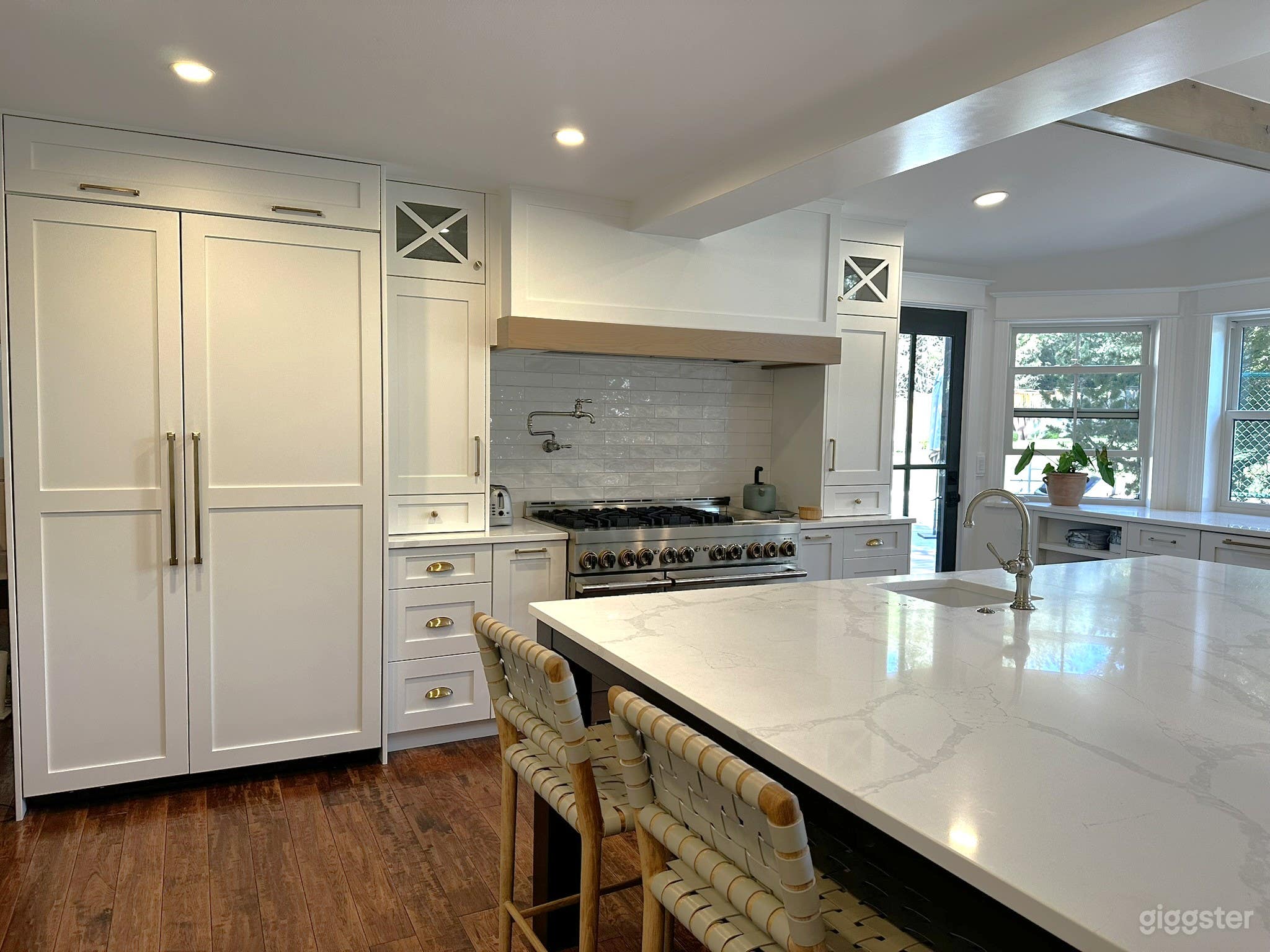 Designer Kitchen, Pool & Tennis Court on 1 Acre Photo 4